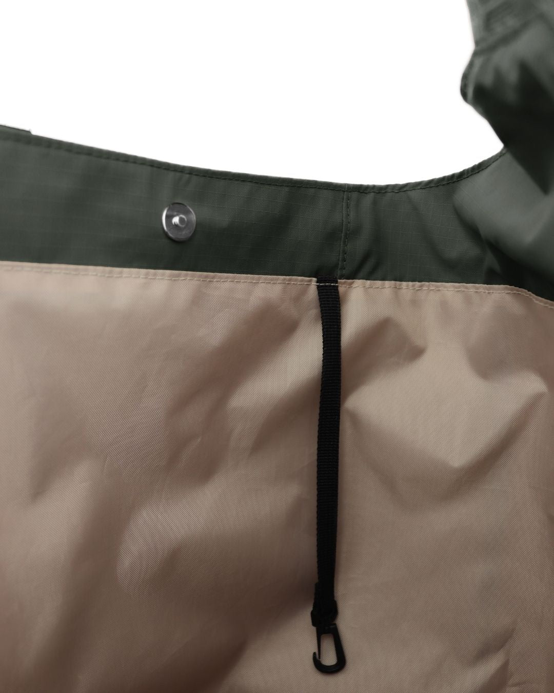 Kintobe TOBY crossbody-taske i Zen Green med justerbar rem og praktiske webbing-løkker – køb hos butikalrum.dk.
