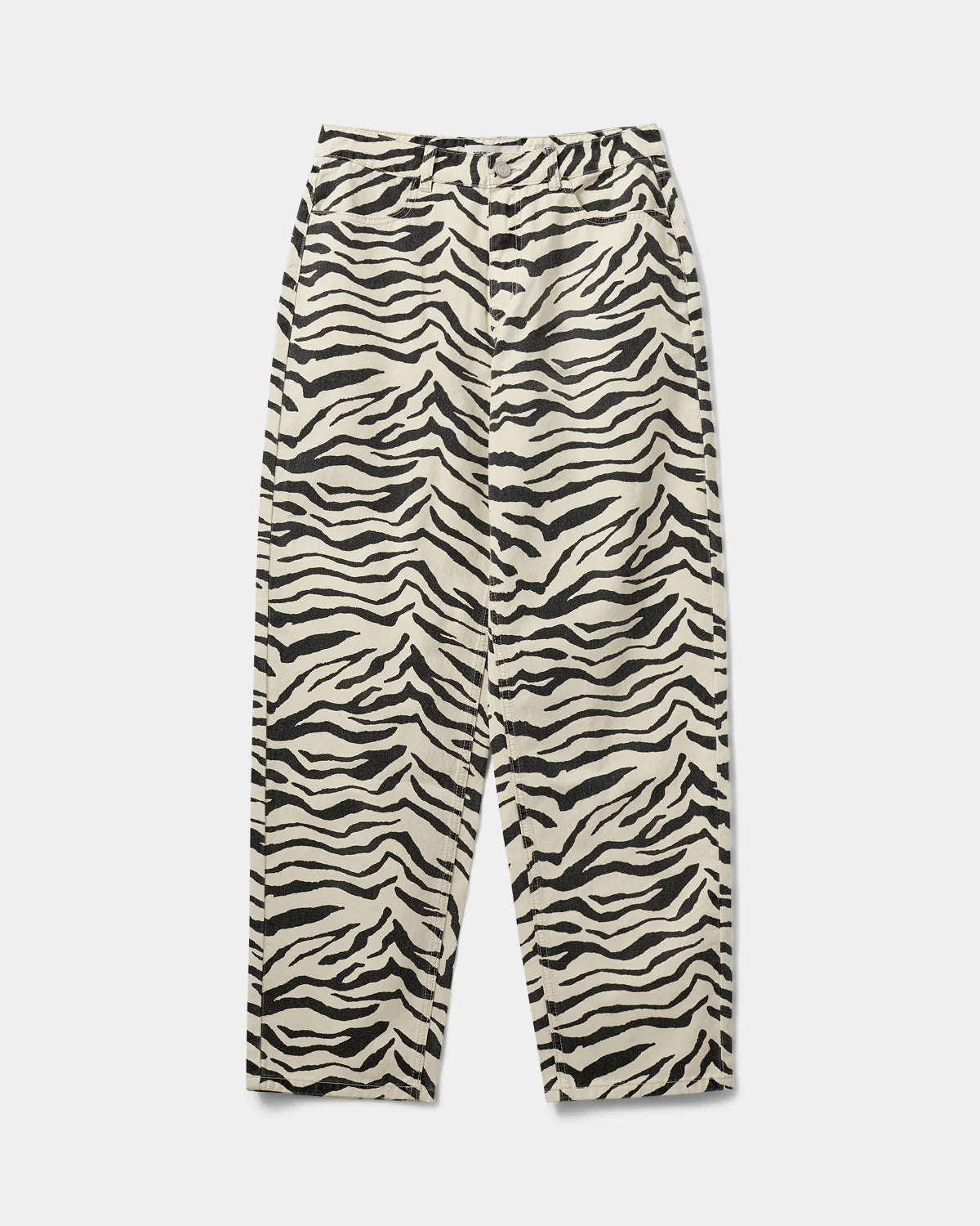 Bukser i flot dyremønster. De har brede ben og lynlås med knap. Logoet er broderet på baglomme.