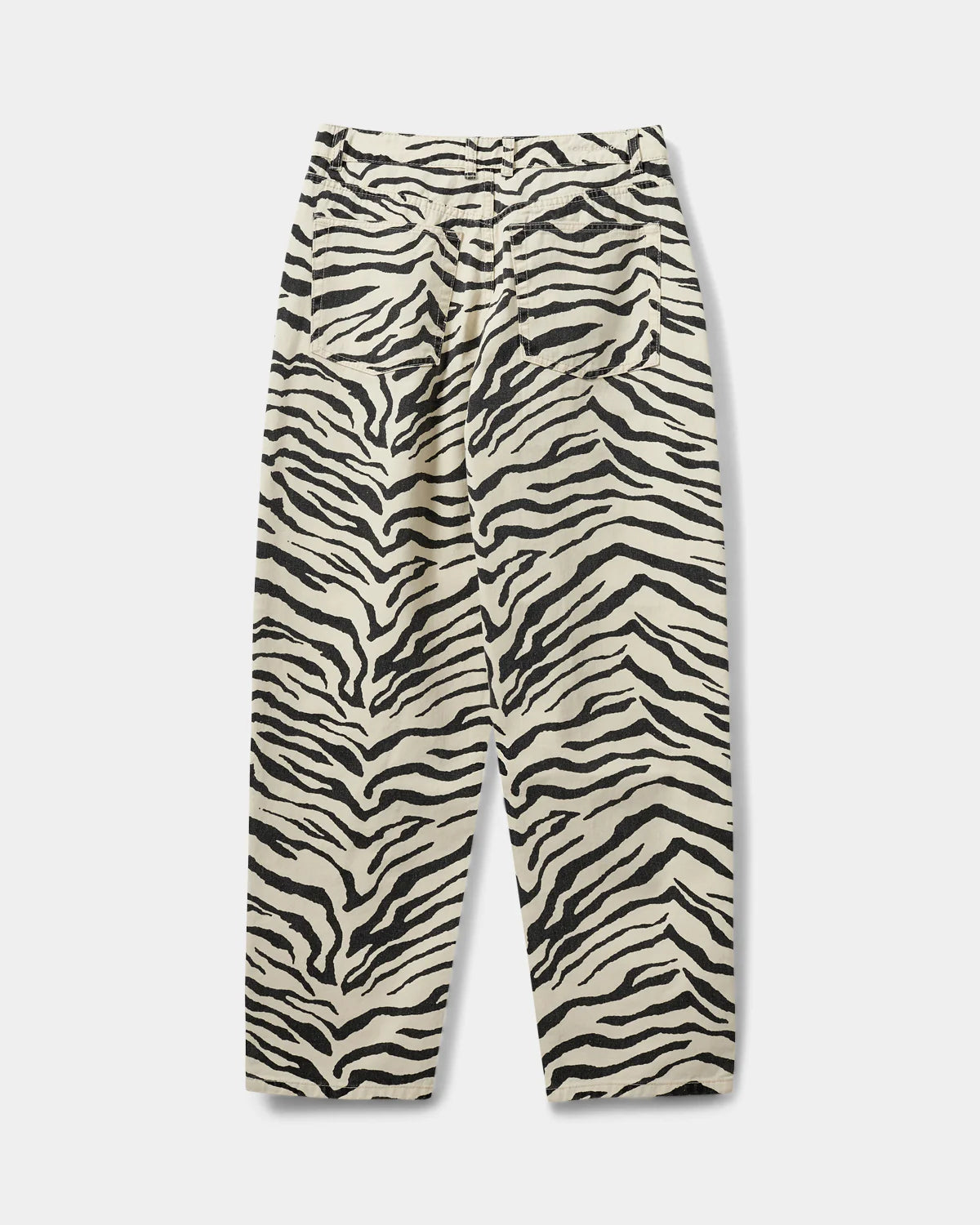 Bukser i flot dyremønster. De har brede ben og lynlås med knap. Logoet er broderet på baglomme.
