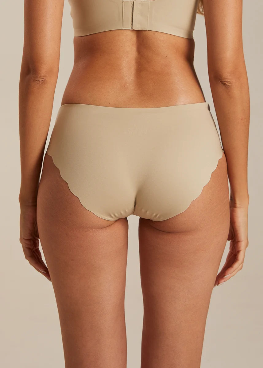 Invisible Sømløs Tai Trusse i Sand fra FemiFemme med seamless design og ultrablød komfort – køb hos Butik Alrum på Amager eller online på butikalrum.dk.