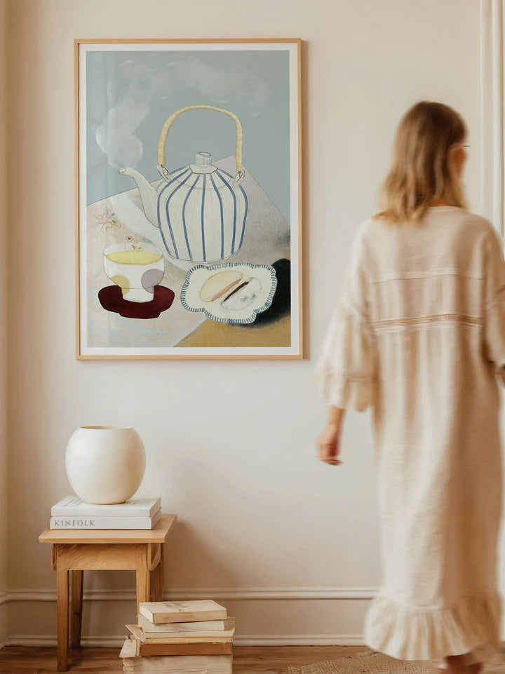 Tea Ceremony fra Krull Studio af 230 gram mat kvalitetspapir. Plakaten har et motiv af en thekande, en kop the og en tallerken.