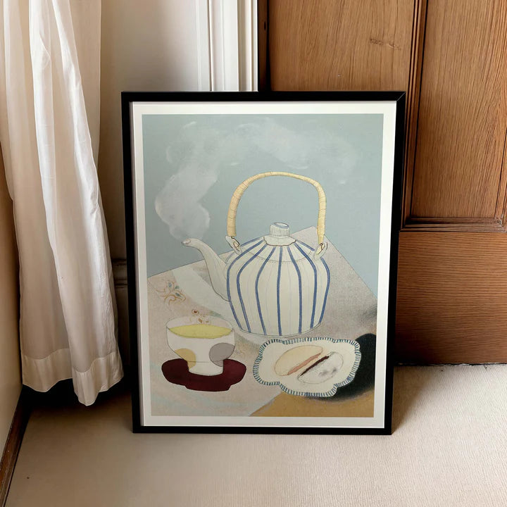 Tea Ceremony fra Krull Studio af 230 gram mat kvalitetspapir. Plakaten har et motiv af en thekande, en kop the og en tallerken.