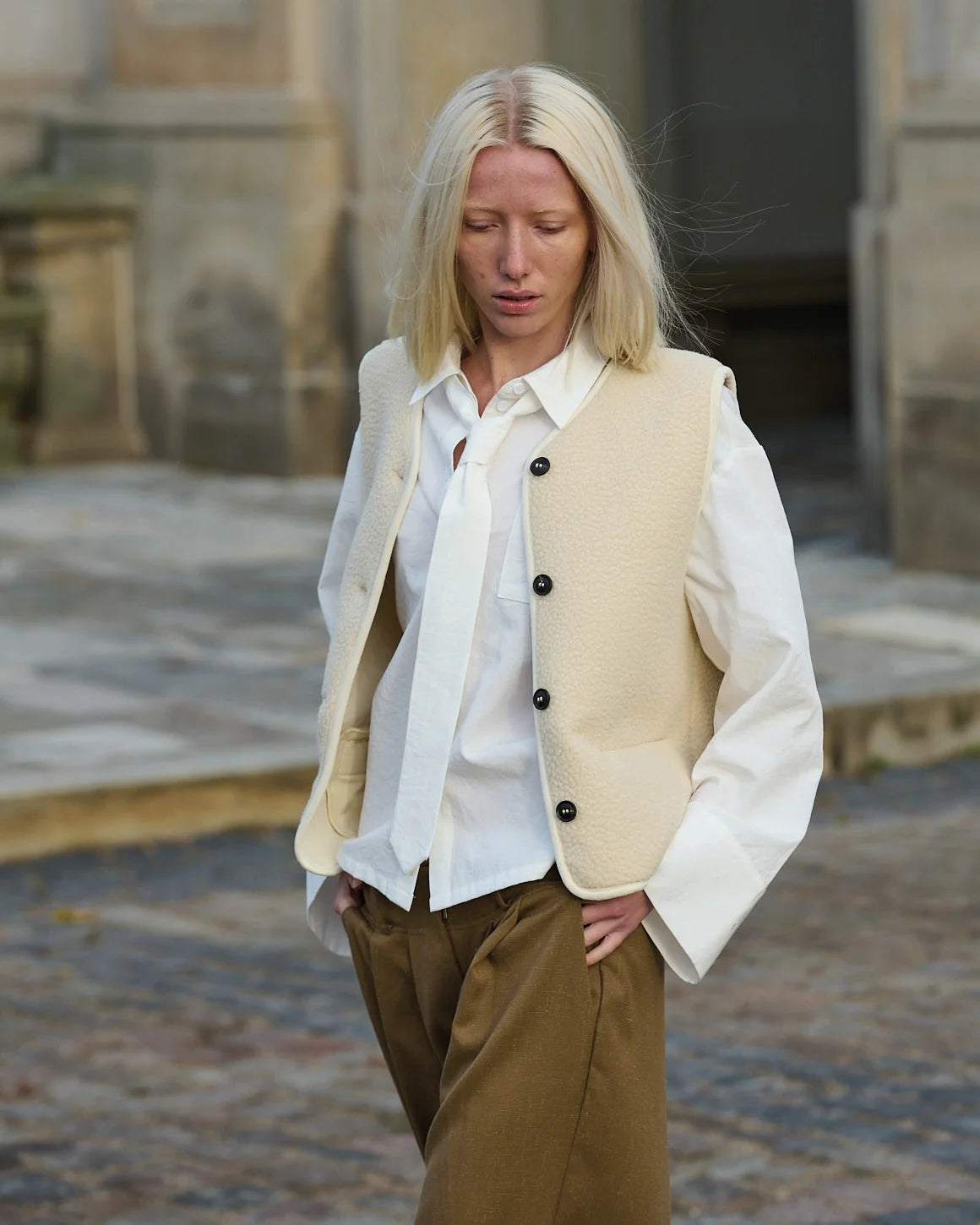 Teddy Waistcoat i Off White fra La Rouge i blød teddykvalitet med knaplukning og paspolerede lommer – køb hos butikalrum.dk.