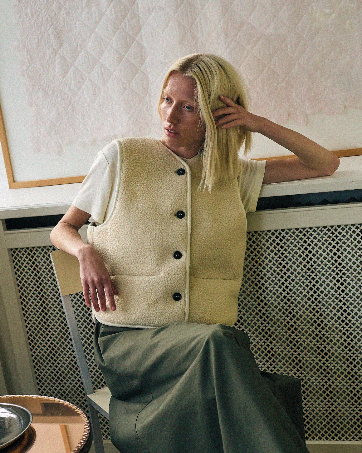Teddy Waistcoat i Off White fra La Rouge i blød teddykvalitet med knaplukning og paspolerede lommer – køb hos butikalrum.dk.