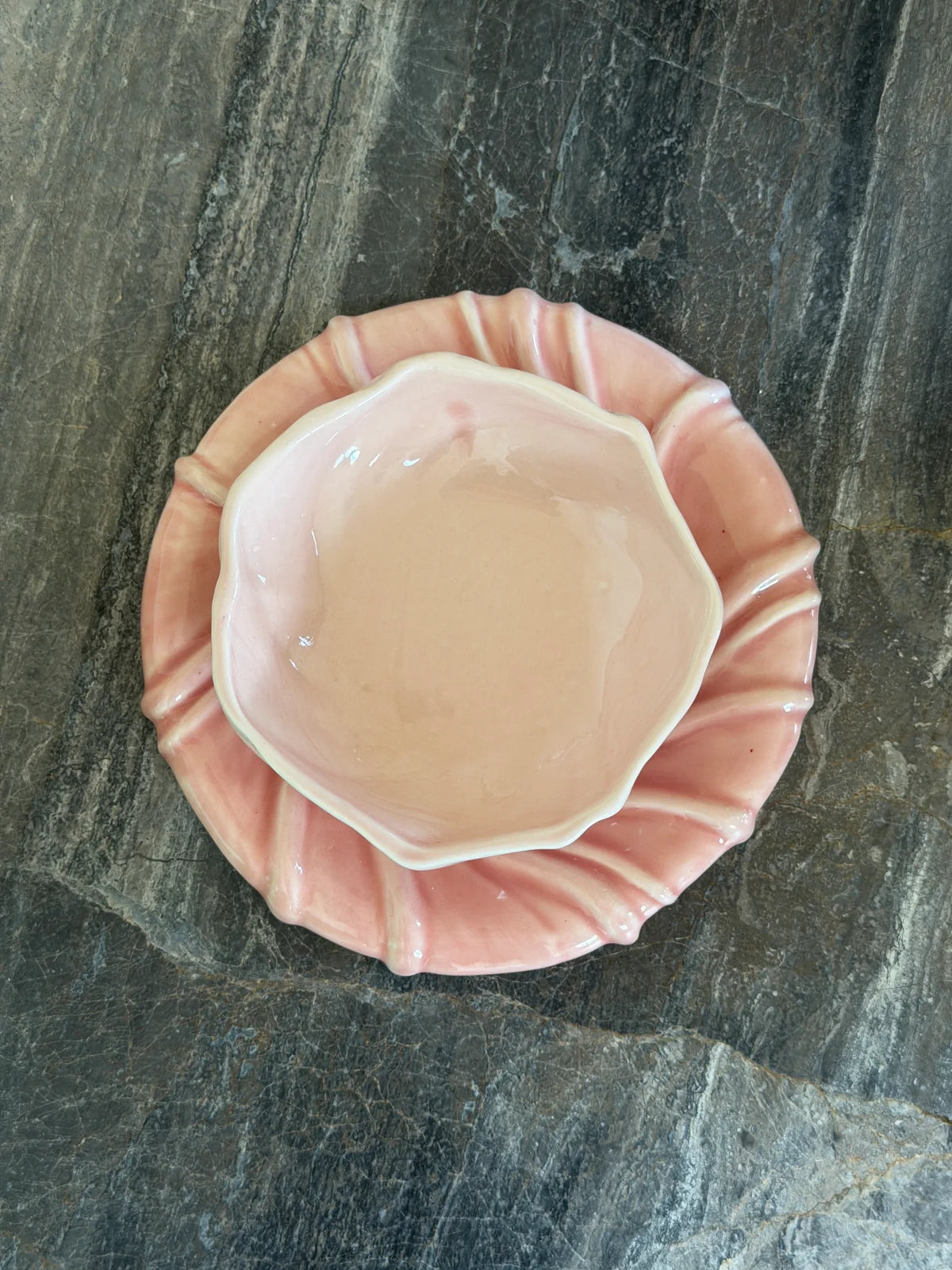 Tidevands snackskål i rosa fra Atelier Marée, håndlavet i hvidt porcelænsler med bølget overflade, Ø 11 cm – køb hos butikalrum.dk.
