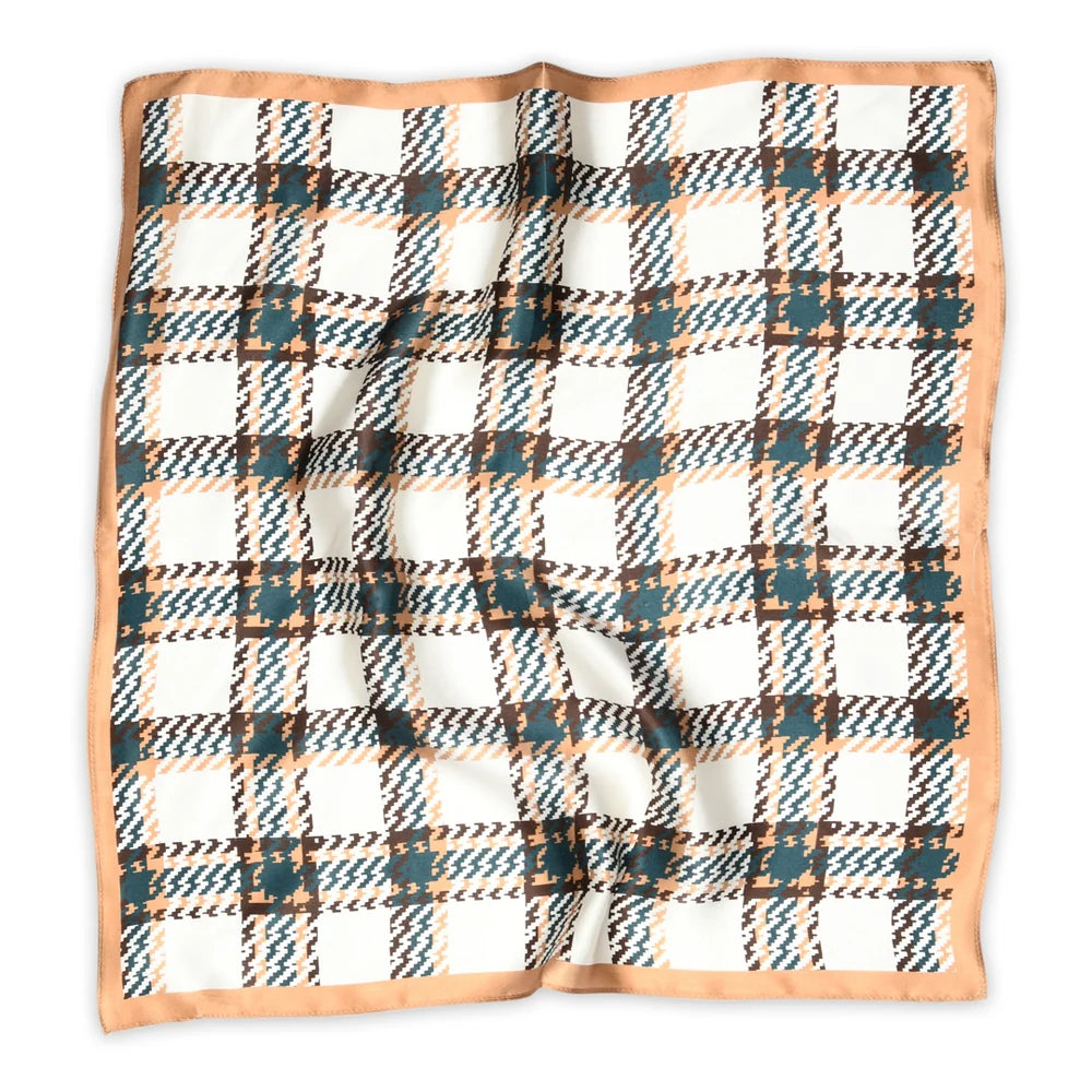 Tori Small Silk Scarf fra MPWoman i 100% silke med ternet mønster i beige og grønne nuancer, 52 x 52 cm.