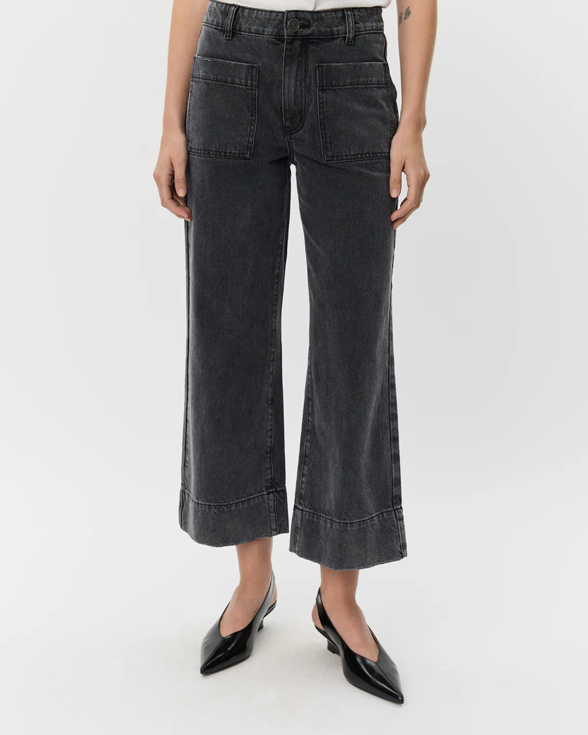 Sortvasket ToulouseSW jeans med lige ben og knappelukning fra Sofie Schnoor