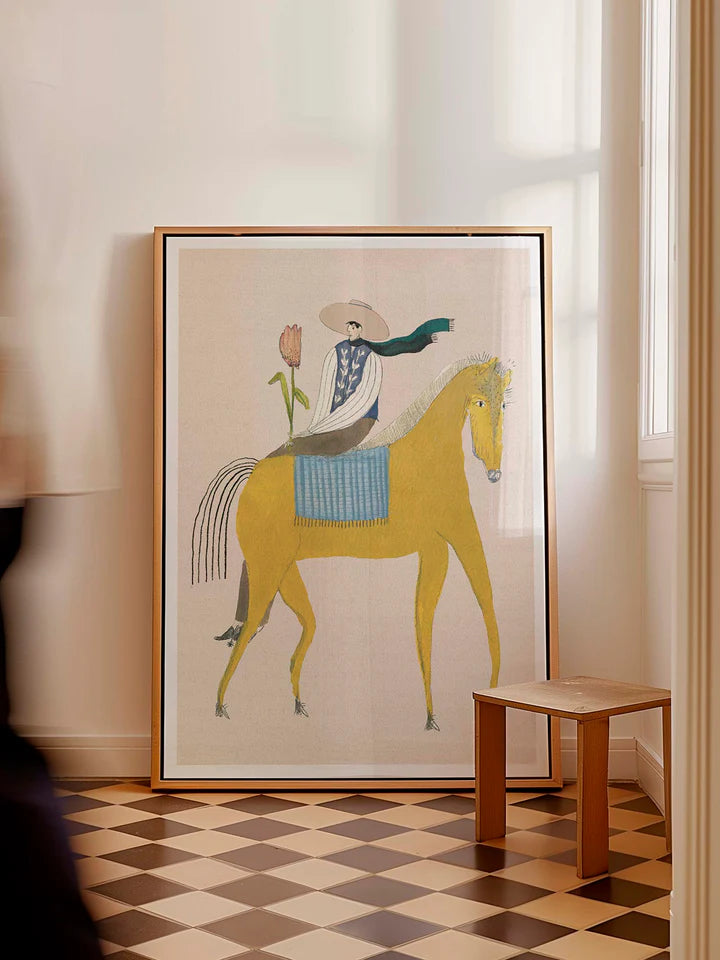 Prinsen af tulipanerne fra Krull Studio. Plakaten er i 230 gram mat kvalitetspapir og er et motiv af en gul hest og tulipanprinsen med en rødlig tulipan.