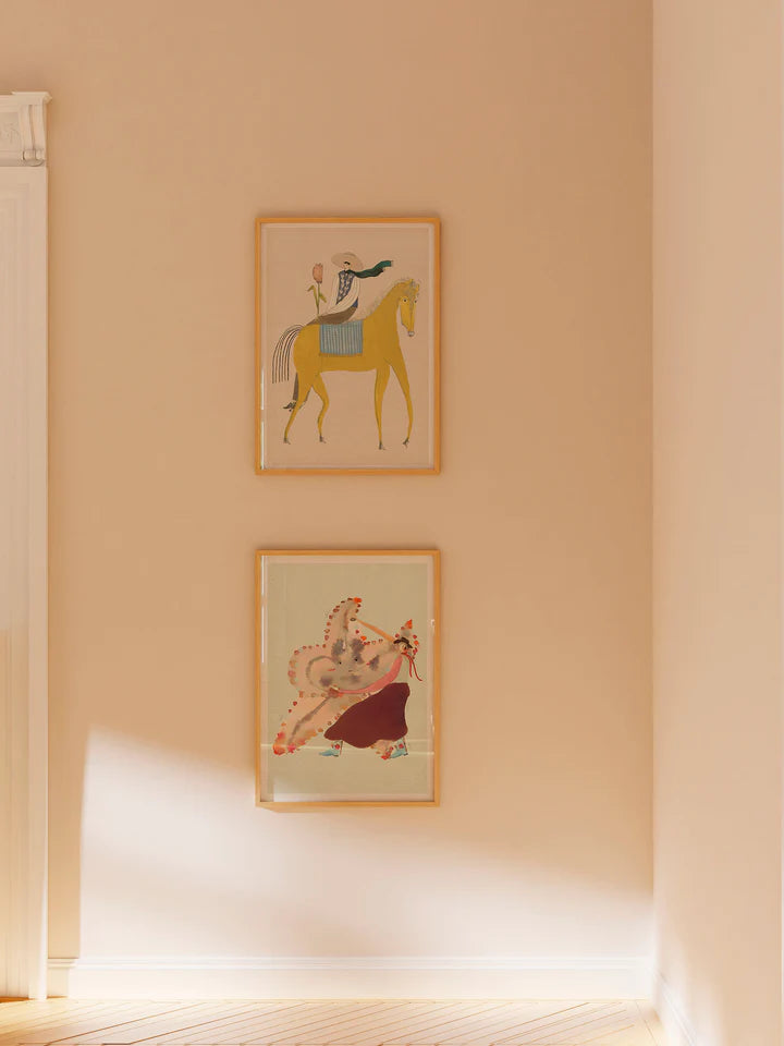 Prinsen af tulipanerne fra Krull Studio. Plakaten er i 230 gram mat kvalitetspapir og er et motiv af en gul hest og tulipanprinsen med en rødlig tulipan.