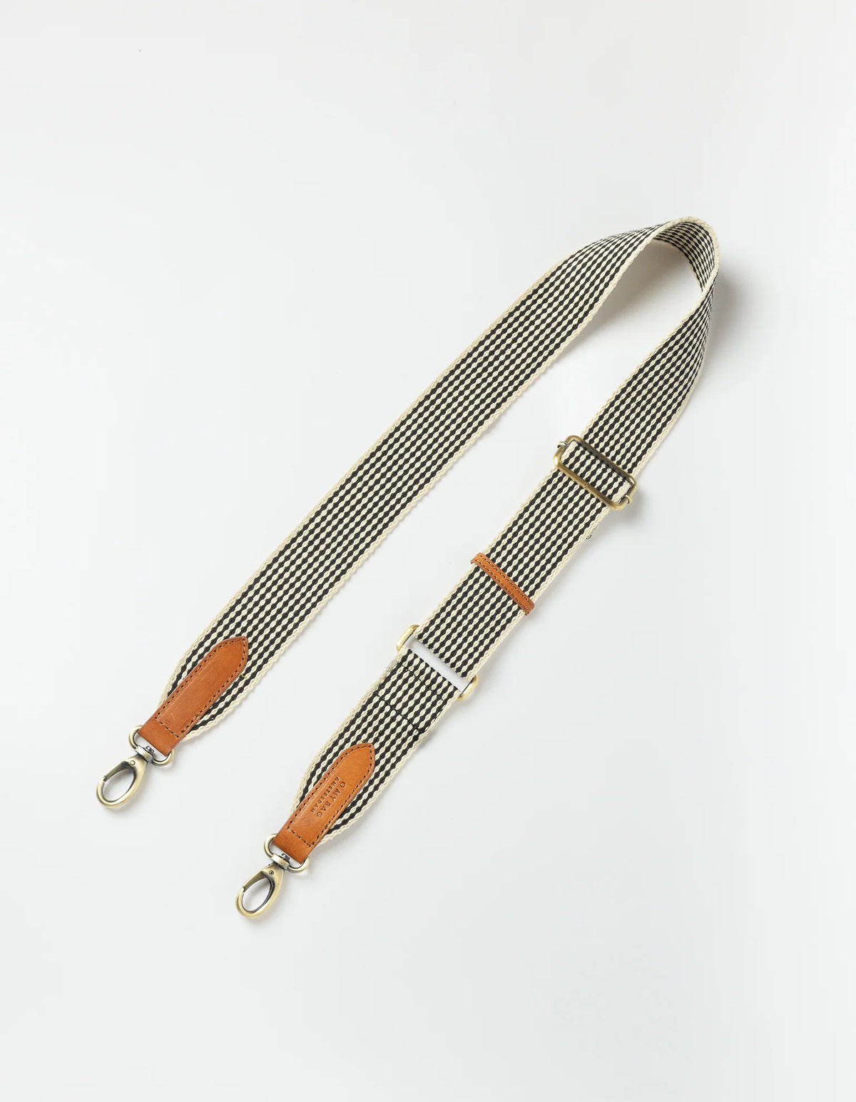 Checkered Webbing Strap fra O My Bag i sort og hvid med guldfarvede spænder – køb hos butikalrum.dk.