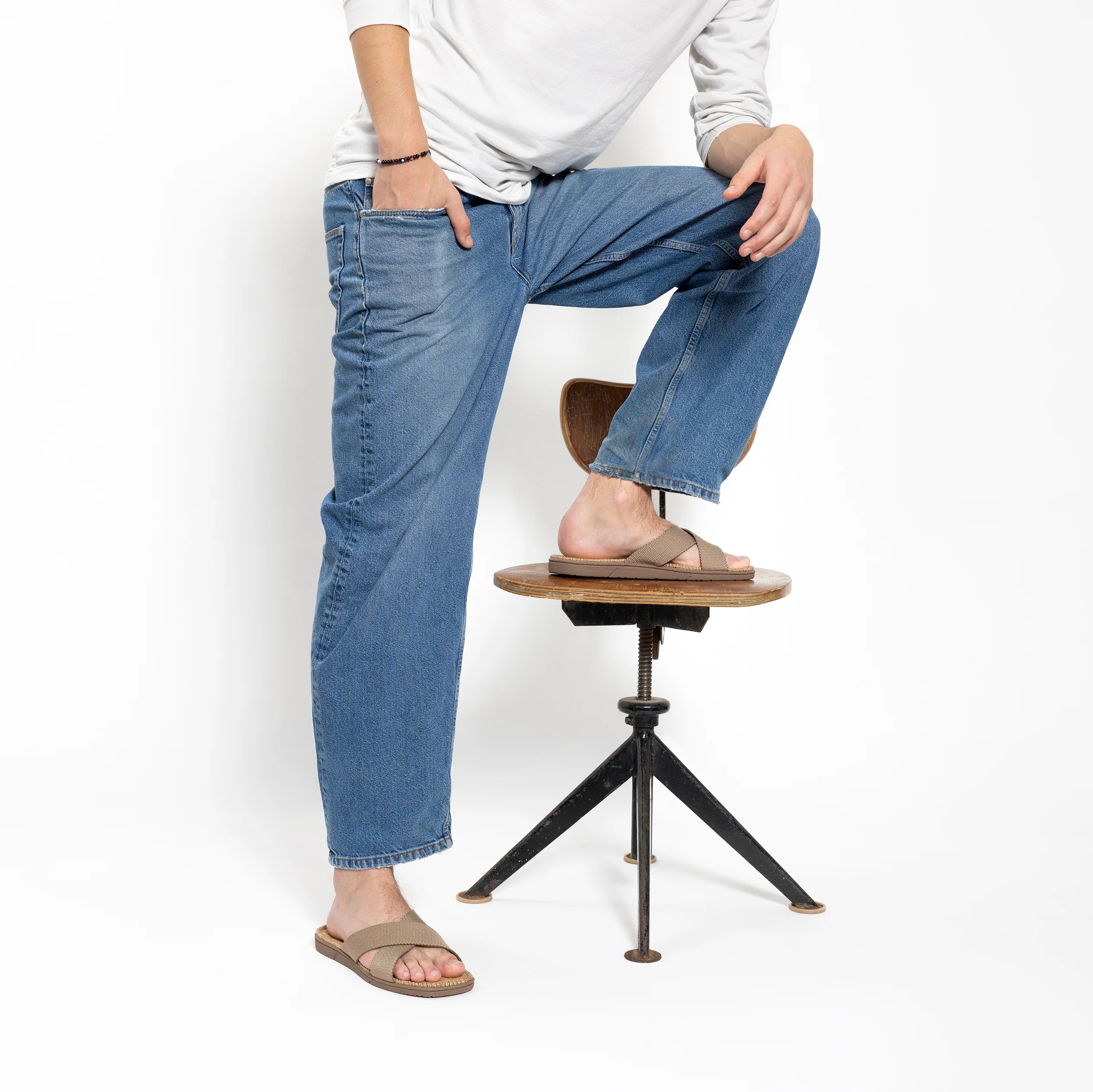 Unisex Shangies sandal i farven Urban Umber i grå og brun – en moderne, alsidig nuance til stilfulde og funktionelle outfits.