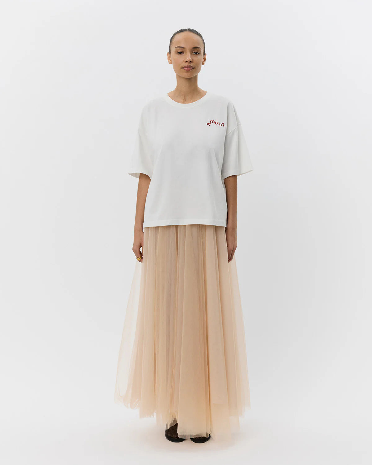 Hvid t-shirt med rund hals og afslappet look. Der er broderet 'amour' foran og så har overdelen et sødt budskab skrevet bagpå.