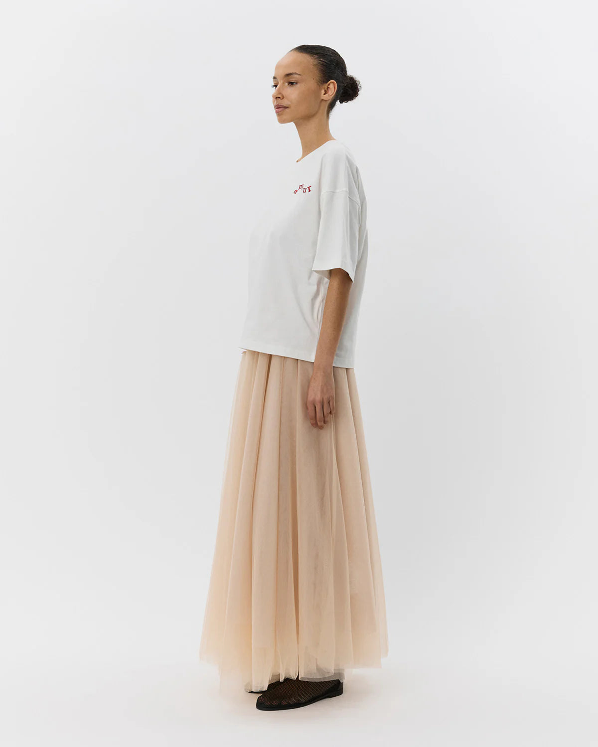 Hvid t-shirt med rund hals og afslappet look. Der er broderet 'amour' foran og så har overdelen et sødt budskab skrevet bagpå.