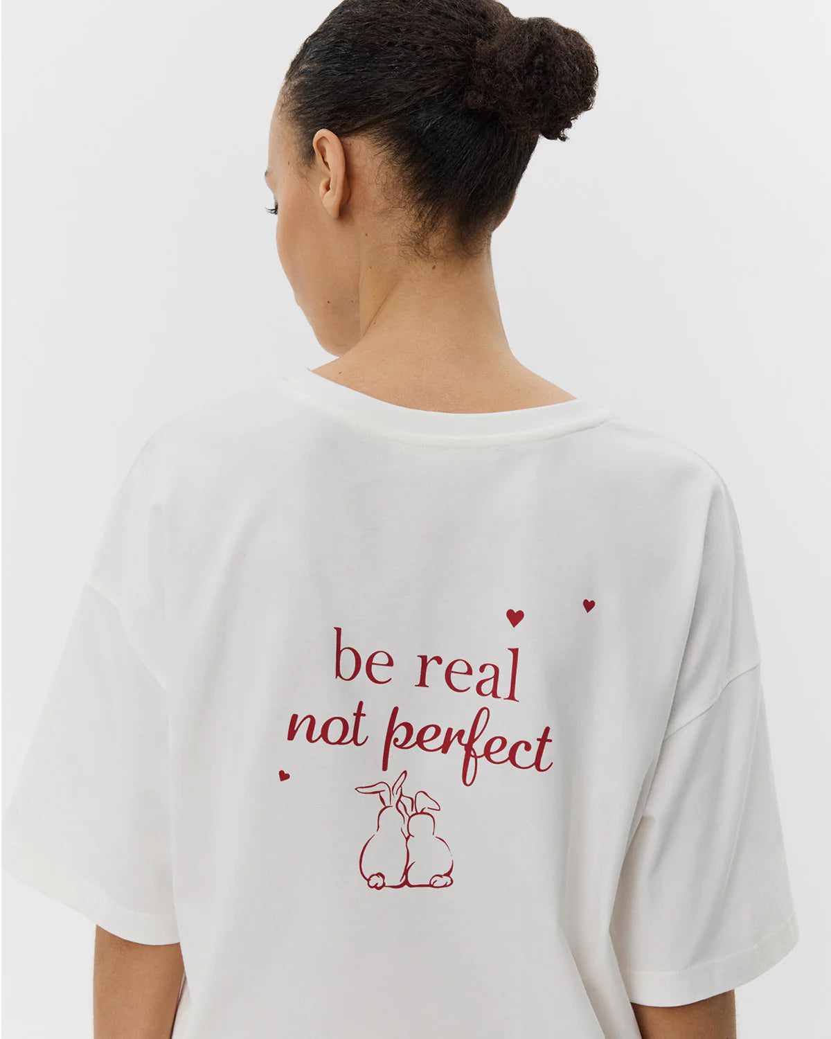 Hvid t-shirt med rund hals og afslappet look. Der er broderet 'amour' foran og så har overdelen et sødt budskab skrevet bagpå.