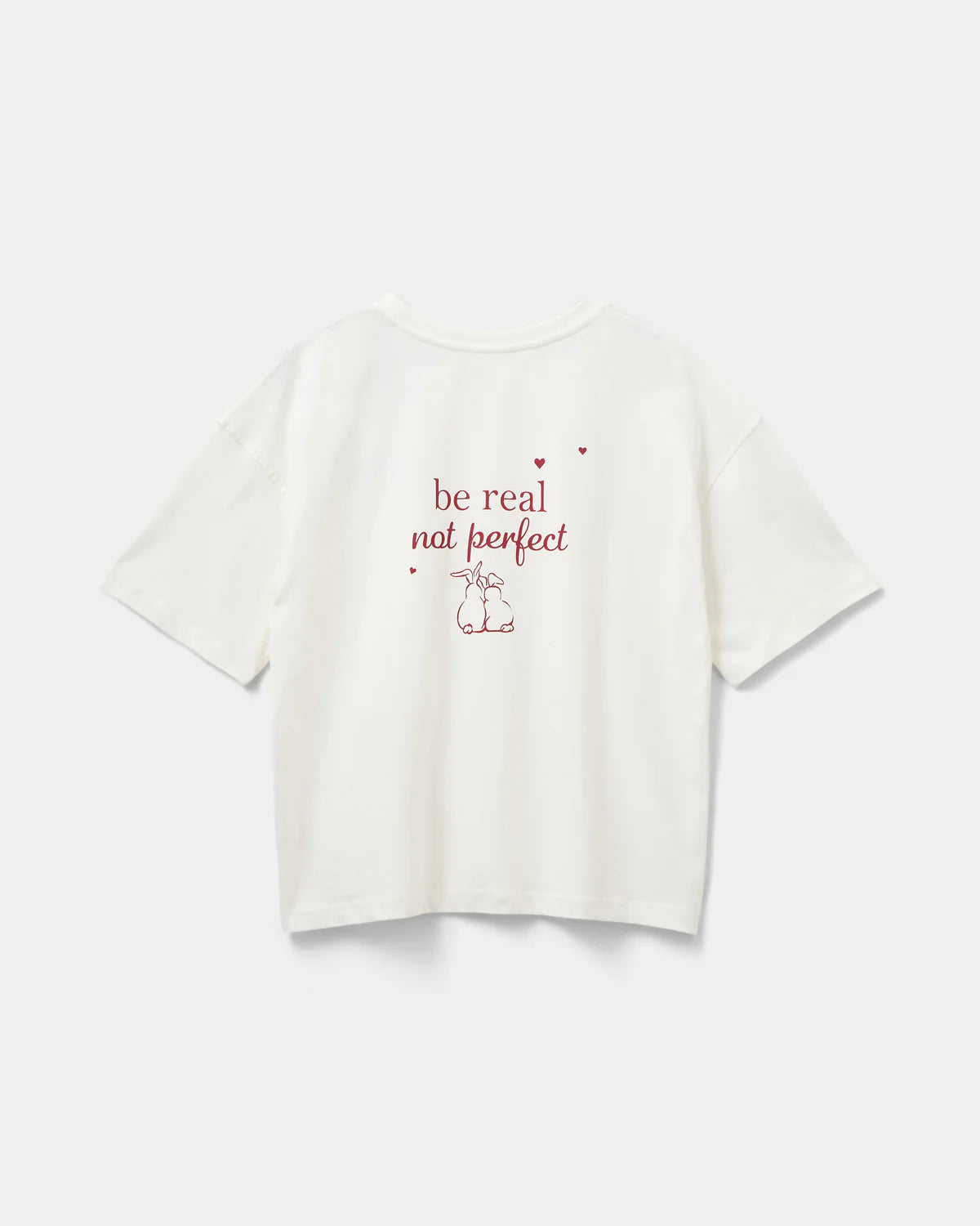 Hvid t-shirt med rund hals og afslappet look. Der er broderet 'amour' foran og så har overdelen et sødt budskab skrevet bagpå.
