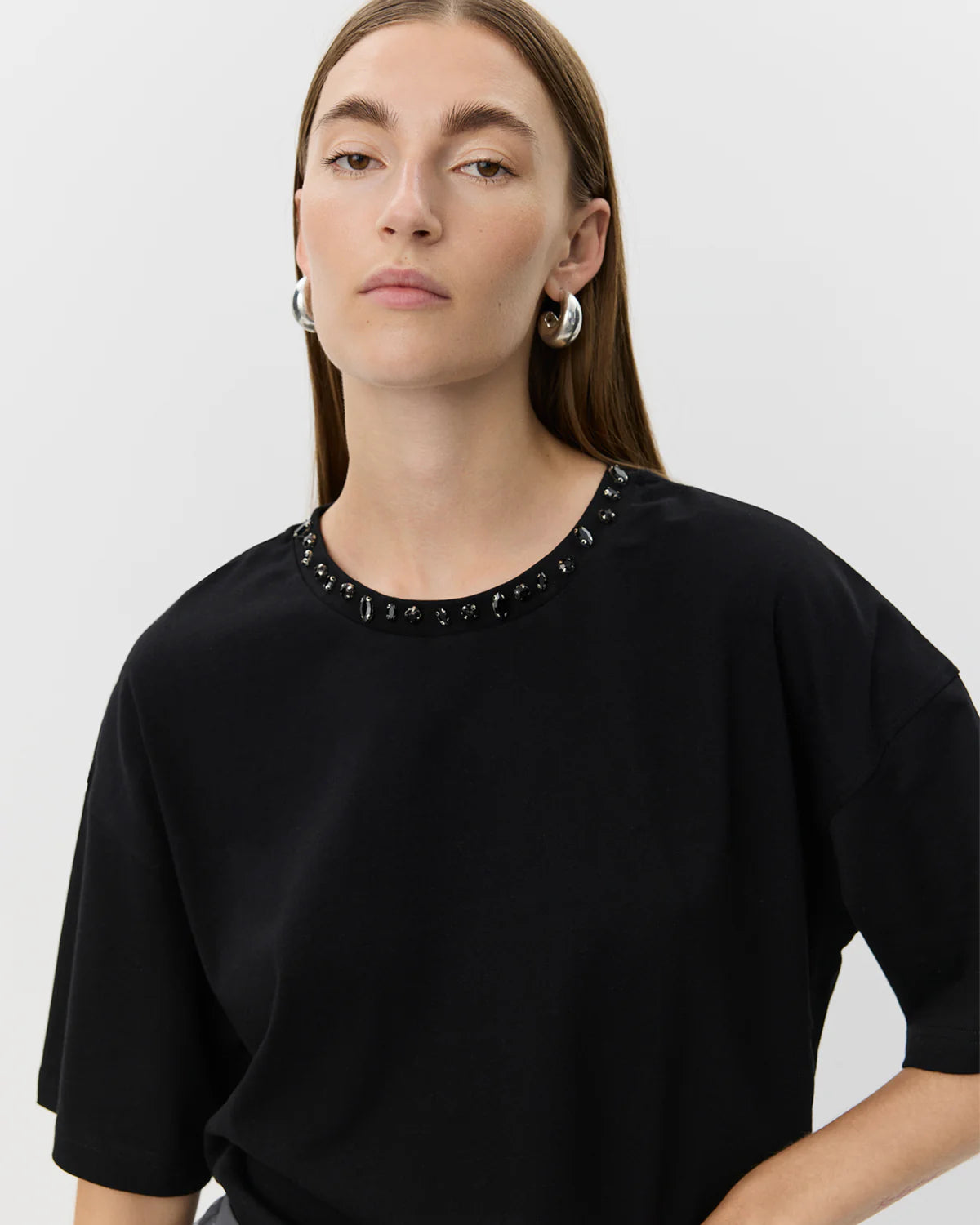 Køb VERASW T-shirt i sort fra Sofie Schnoor hos butikalrum.dk – t-shirt med rund hals og dekorative sten