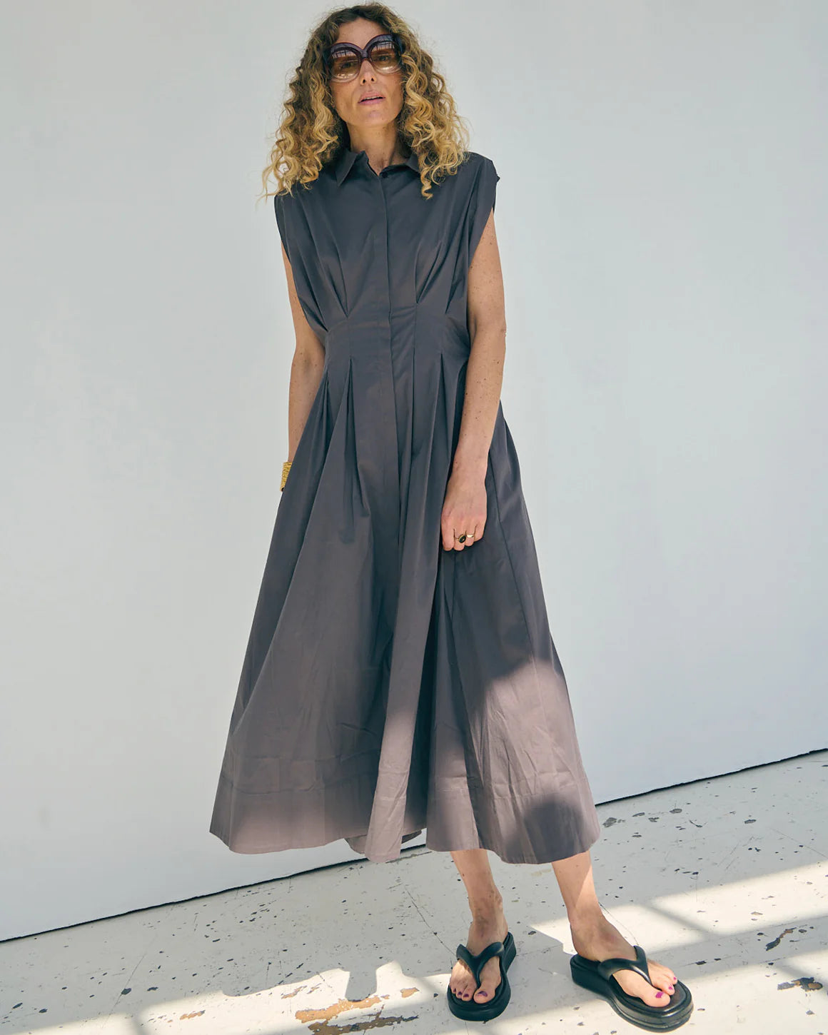 Vilma dress i brun fra LA RōUGE med V-udskæring, knaplukning og smock i taljen - elegant skjortekjole