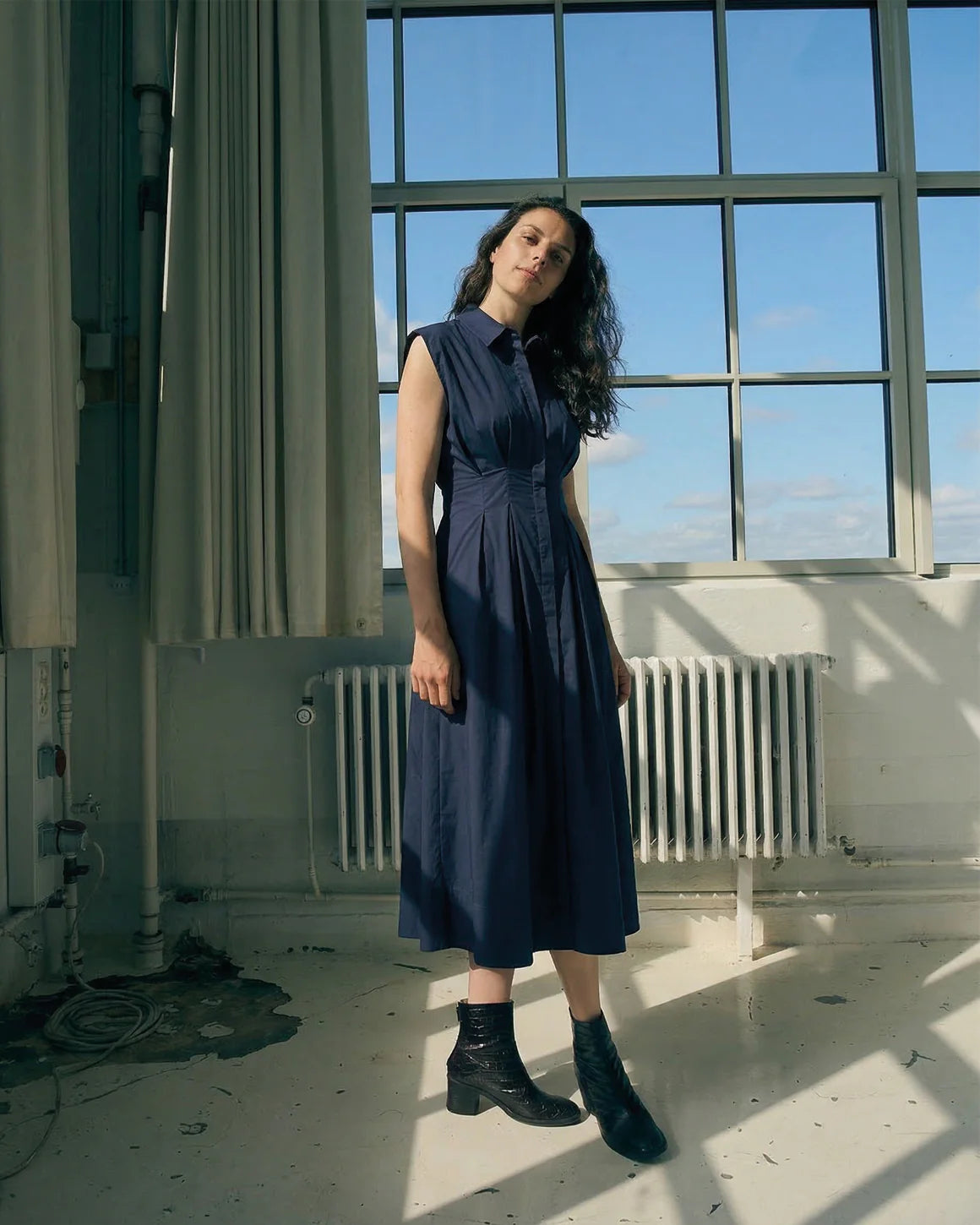 Vilma dress i navy fra LA RōUGE med V-udskæring, knaplukning og smock i taljen - klassisk skjortekjole