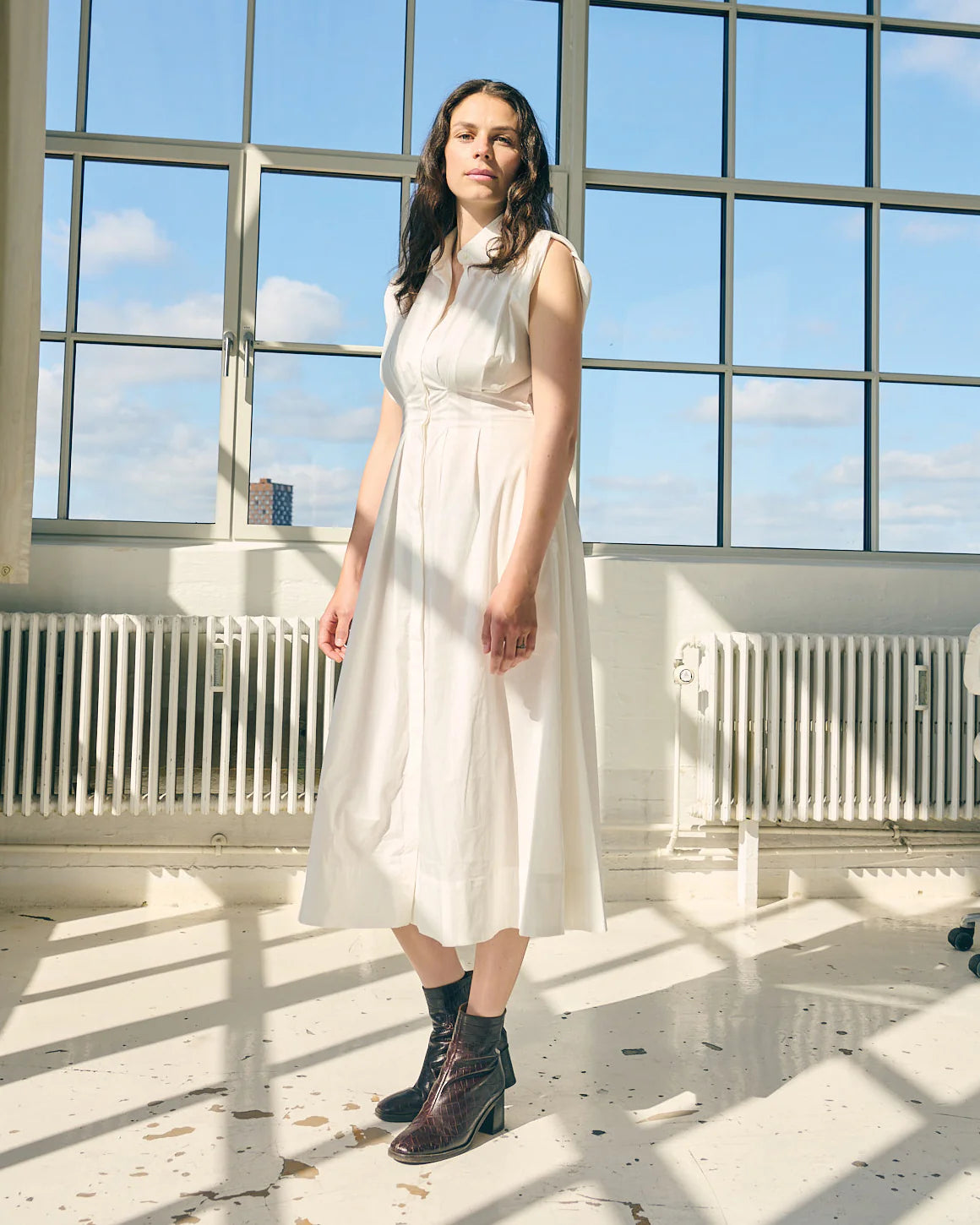 Vilma dress i hvid fra LA RōUGE med V-udskæring, knapper og smock i taljen - elegant skjortekjole