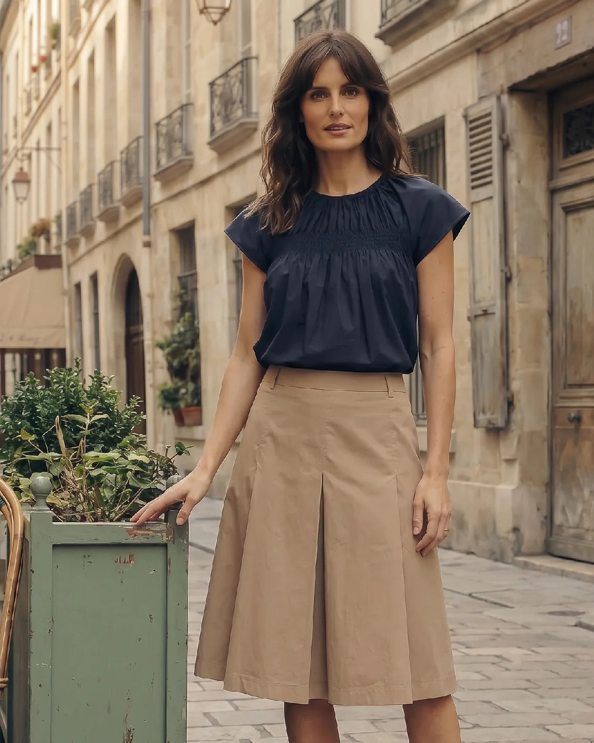 Vilma Plissé Skirt i Dark Sand med elegante plisser foran og bagpå og bæltestropper i linningen – køb hos butikalrum.dk.