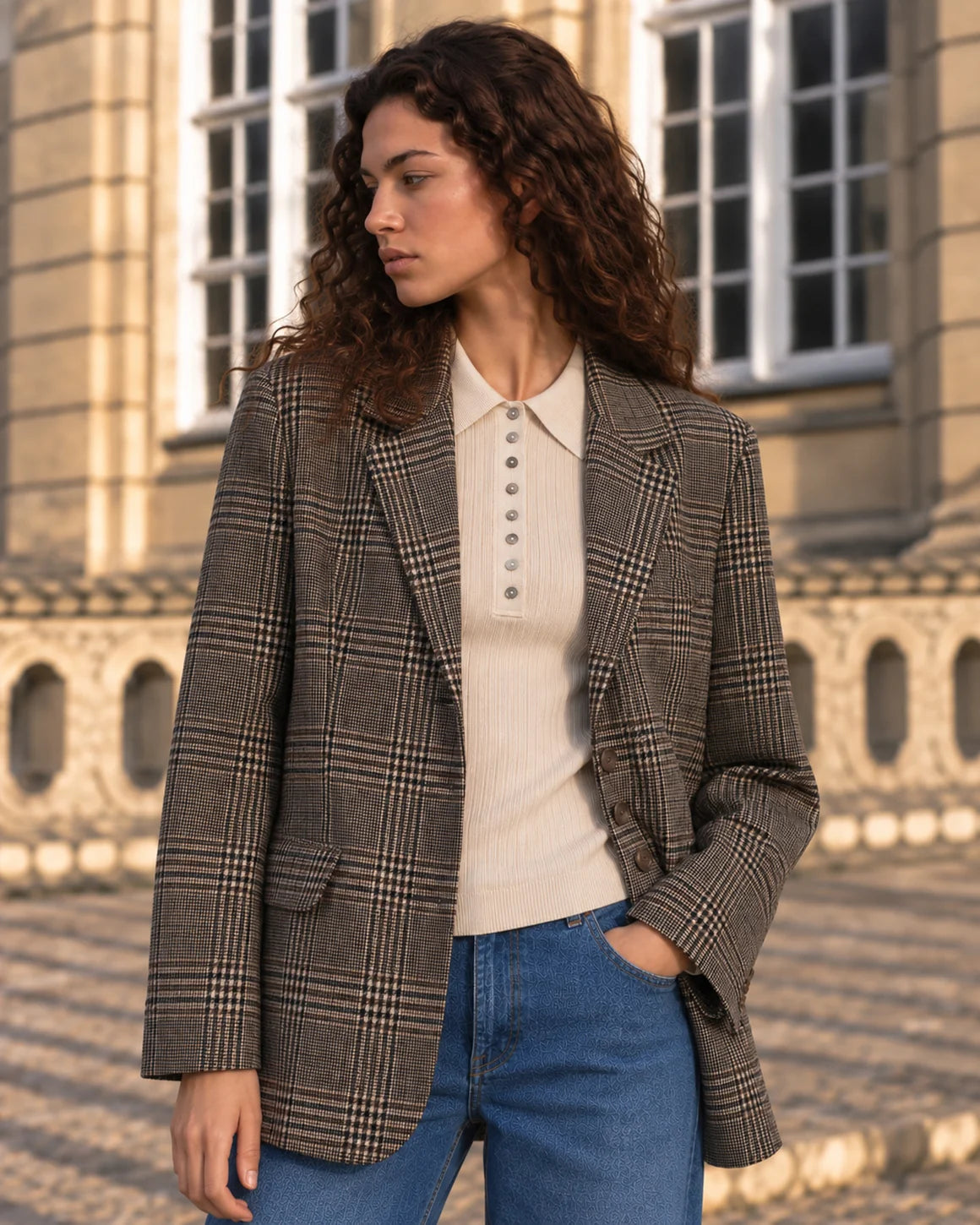 Winnie Wool Jacket fra La Rouge i Brown Checks med løs pasform, klassiske revers og brunternet mønster – køb hos butikalrum.dk.
