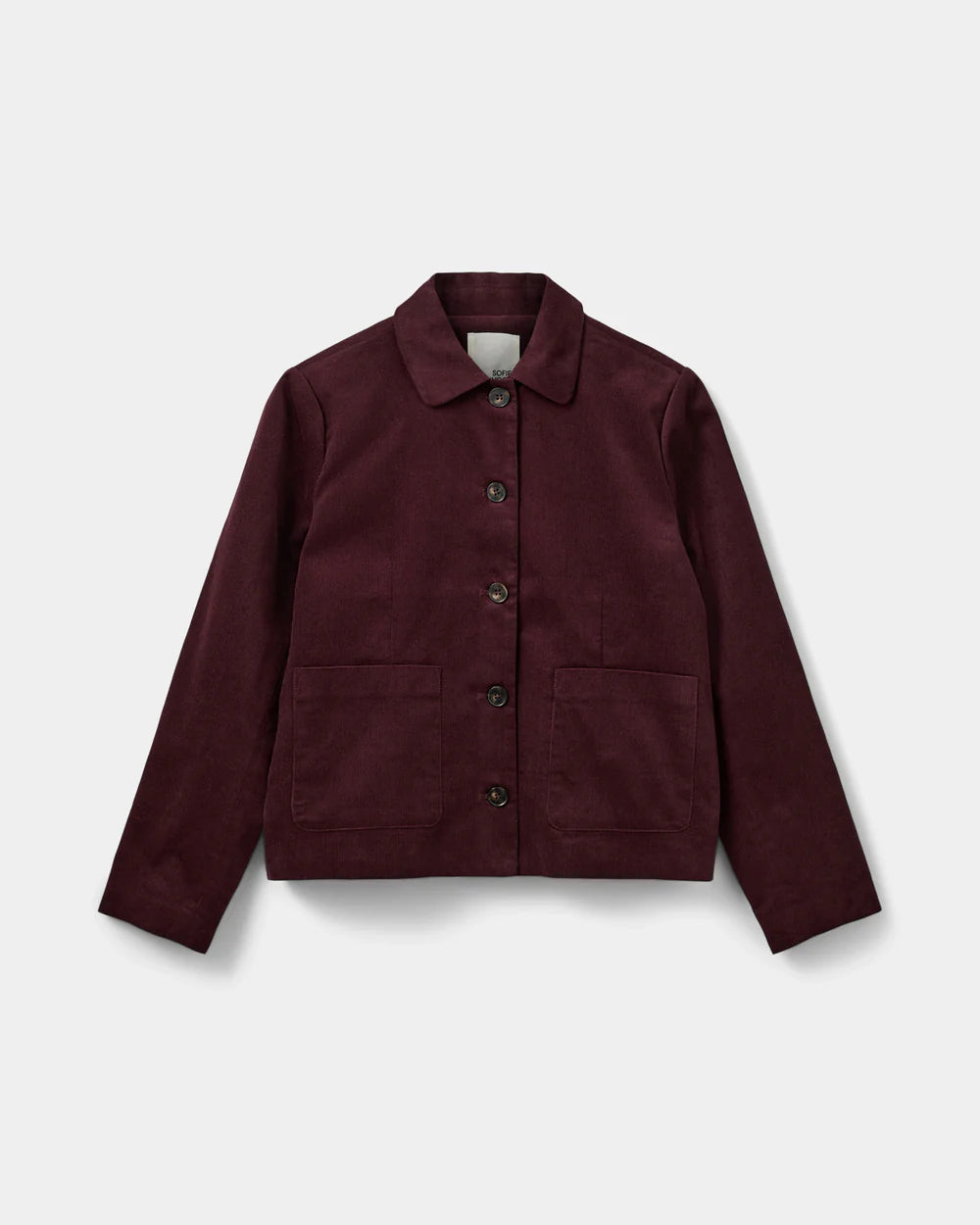 Kort jakke i plumfarvet babyfløjl fra Sofie Schnoor – tætsiddende model med krave, store lommer og knaplukning