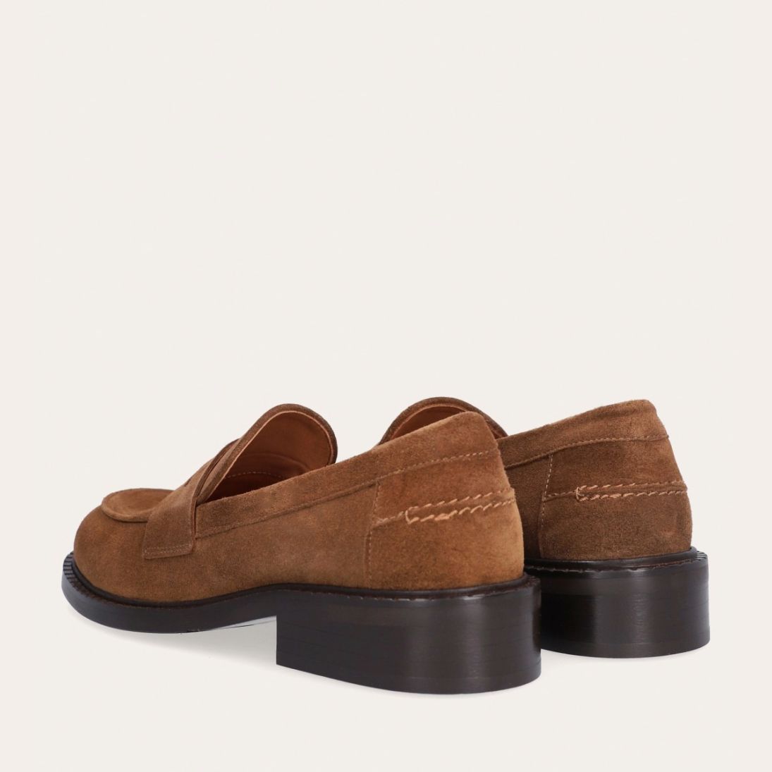 Håndlavet Billi Bi loafer i lysebrunt ruskind med dekorativt cut-out – køb hos butikalrum.dk