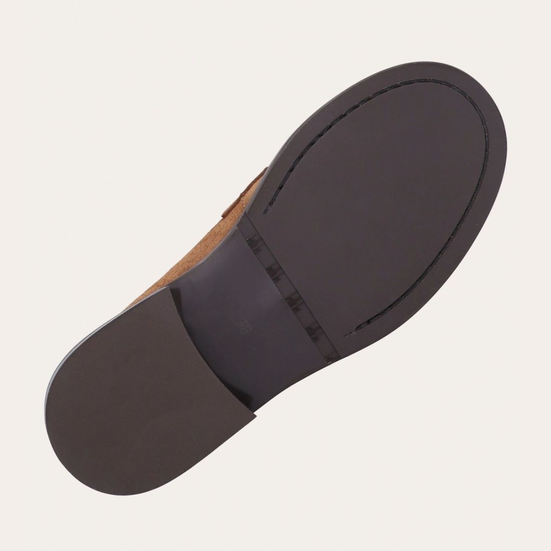 Håndlavet Billi Bi loafer i lysebrunt ruskind med dekorativt cut-out – køb hos butikalrum.dk