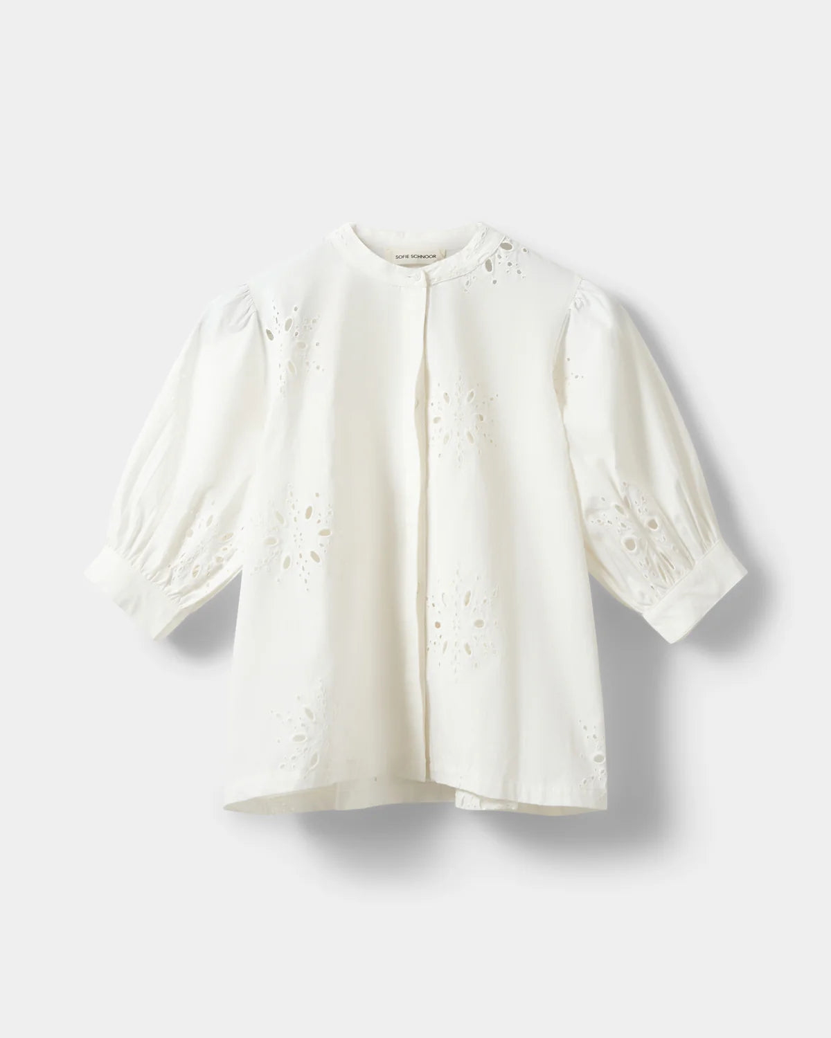 ALESSIASW broderet anglaise skjorte i Snow White fra Sofie Schnoor – køb hos butikalrum.dk