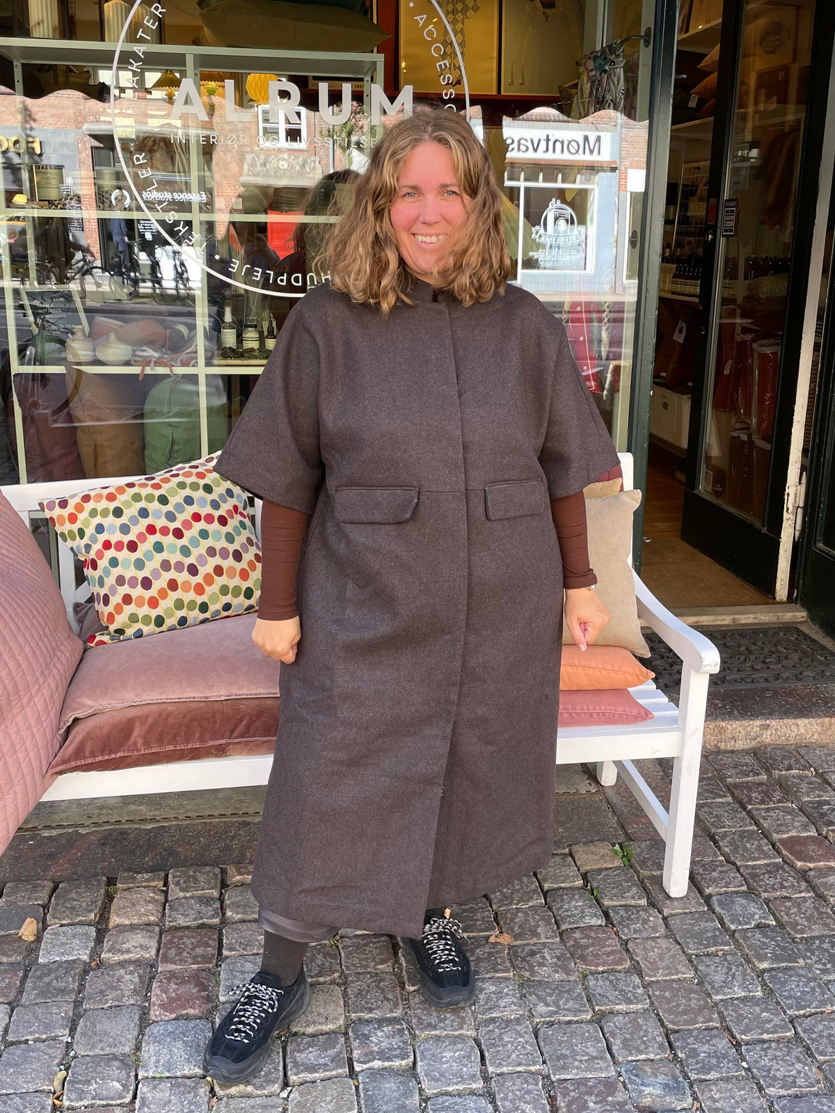 Anette Wool Cape Long i Dark Brown Melange, elegant lang kappe i 50% uld og 50% polyester – køb hos butikalrum.dk.