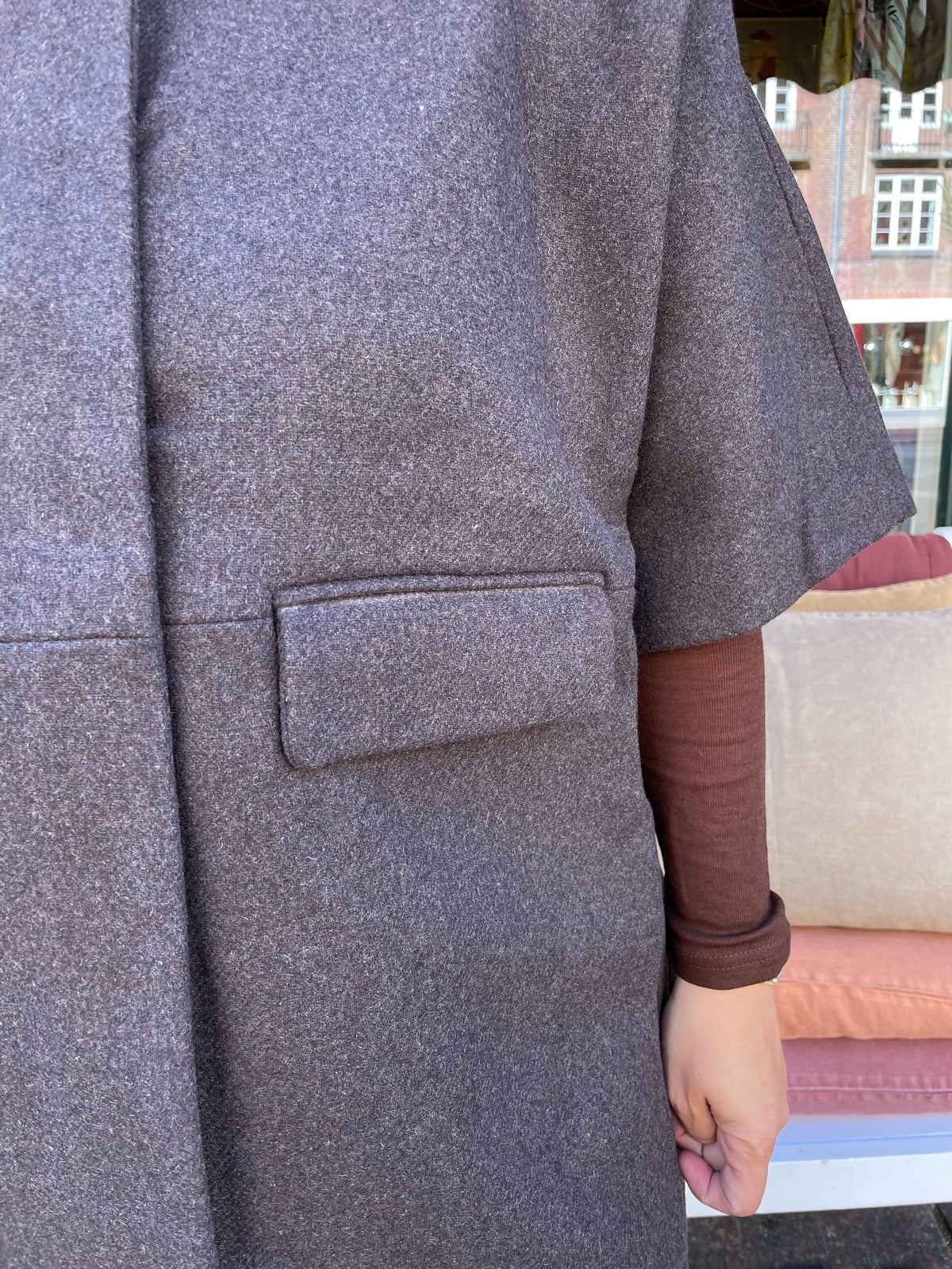 Anette Wool Cape Long i Dark Brown Melange, elegant lang kappe i 50% uld og 50% polyester – køb hos butikalrum.dk.