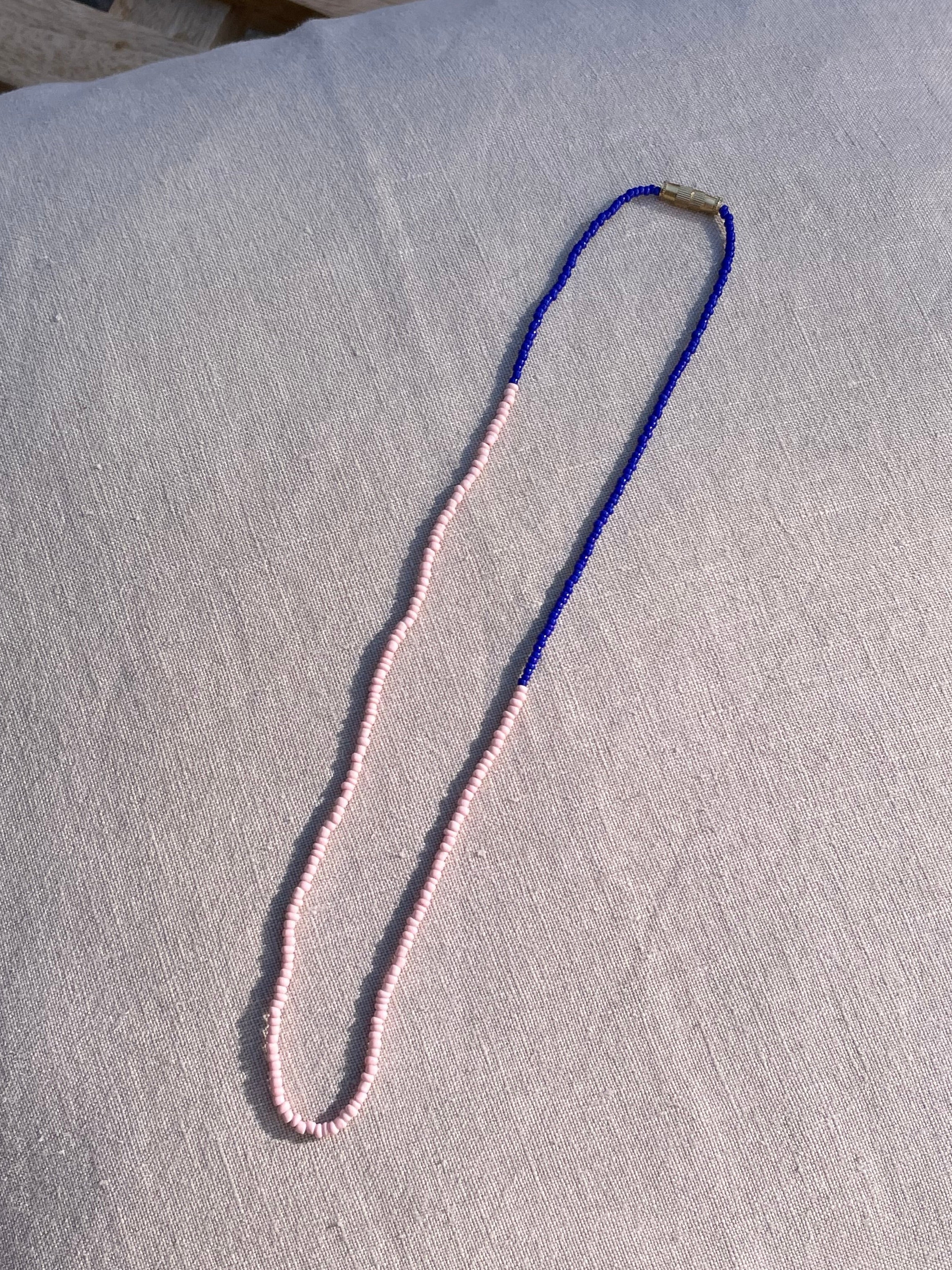 Ana perlekæde fra Annavii i Rosa & Cobolt med farverige glasperler og messinglås – køb hos butikalrum.dk.