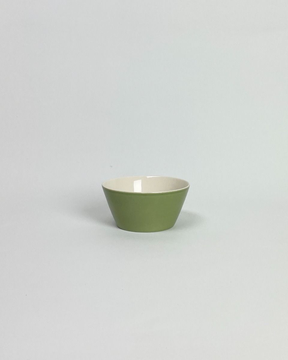 Anne Black Plain bowl i kiwi grøn porcelæn – køb hos butikalrum.dk
