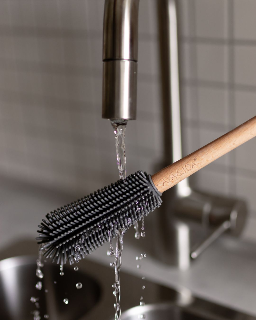 Aya og ida flaskebørste i silikone og træskaft, perfekt til rengøring af drikkeflasker fra 350 ml til 1000 ml