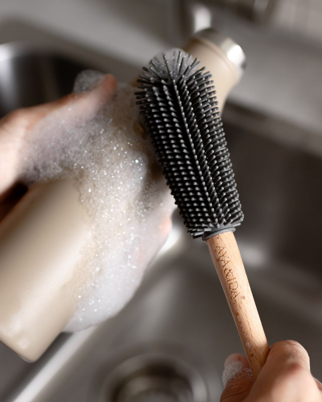 Aya og ida flaskebørste i silikone og træskaft, perfekt til rengøring af drikkeflasker fra 350 ml til 1000 ml