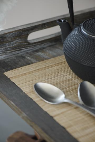 Køb dækkeservietter i bambus natur (2 stk) hos butikalrum.dk – perfekt til en hyggelig borddækning