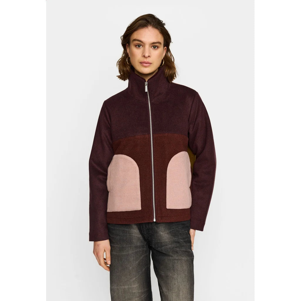 Block Jacket i Burgundy fra Selfhood med høj teddyforet krave og 60 gsm genanvendt Thinsulate™-isolering – køb hos butikalrum.dk.