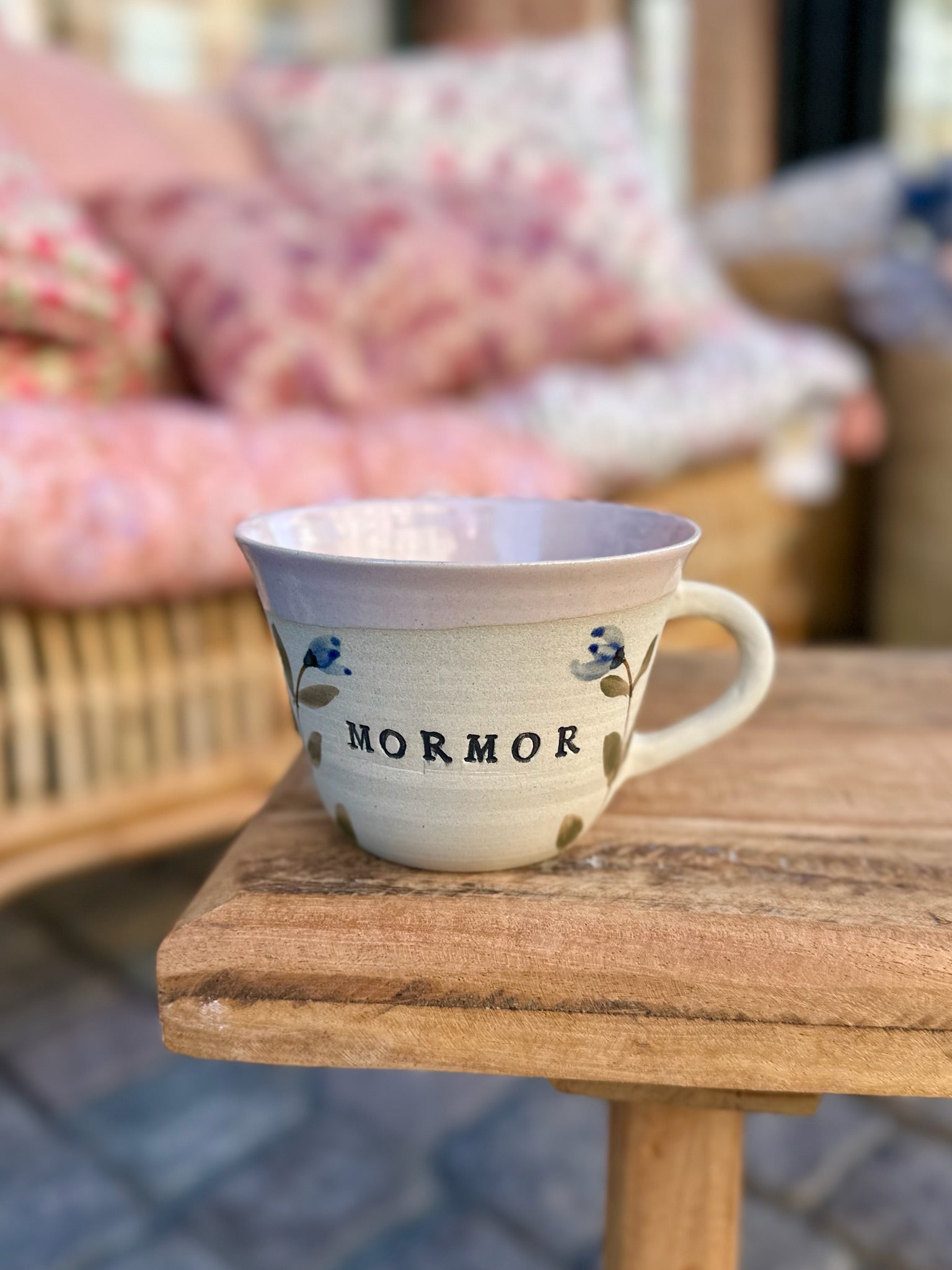 Håndlavet keramik kop med hank blå blomst og lyserød kant fra Stine Mei med teksten mormor unik gave - køb hos butikalrum.dk