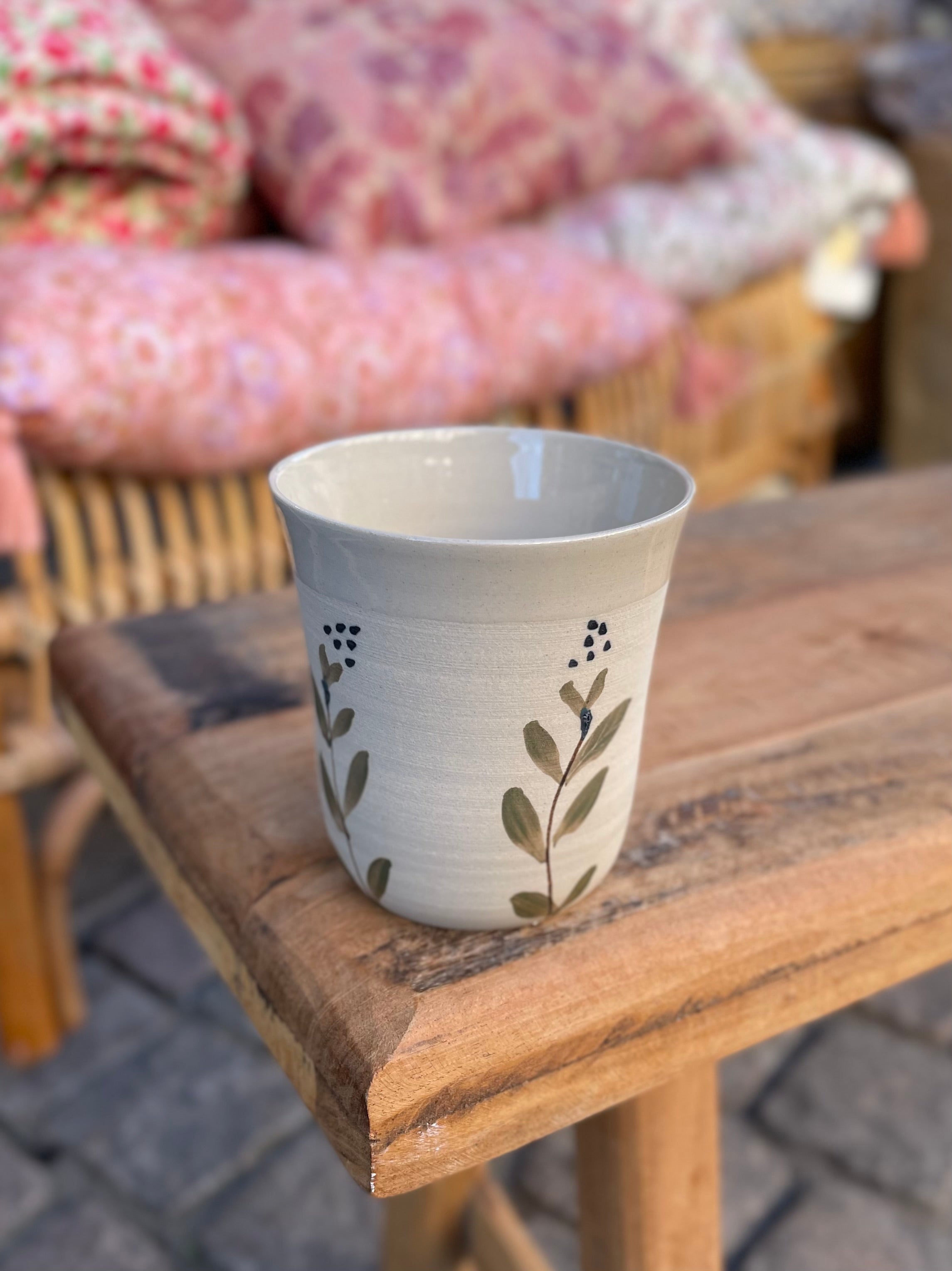 Håndlavet høj keramik blomsterkop Evig Flor med beige kant perfekt til kaffe og te - køb hos butikalrum.dk