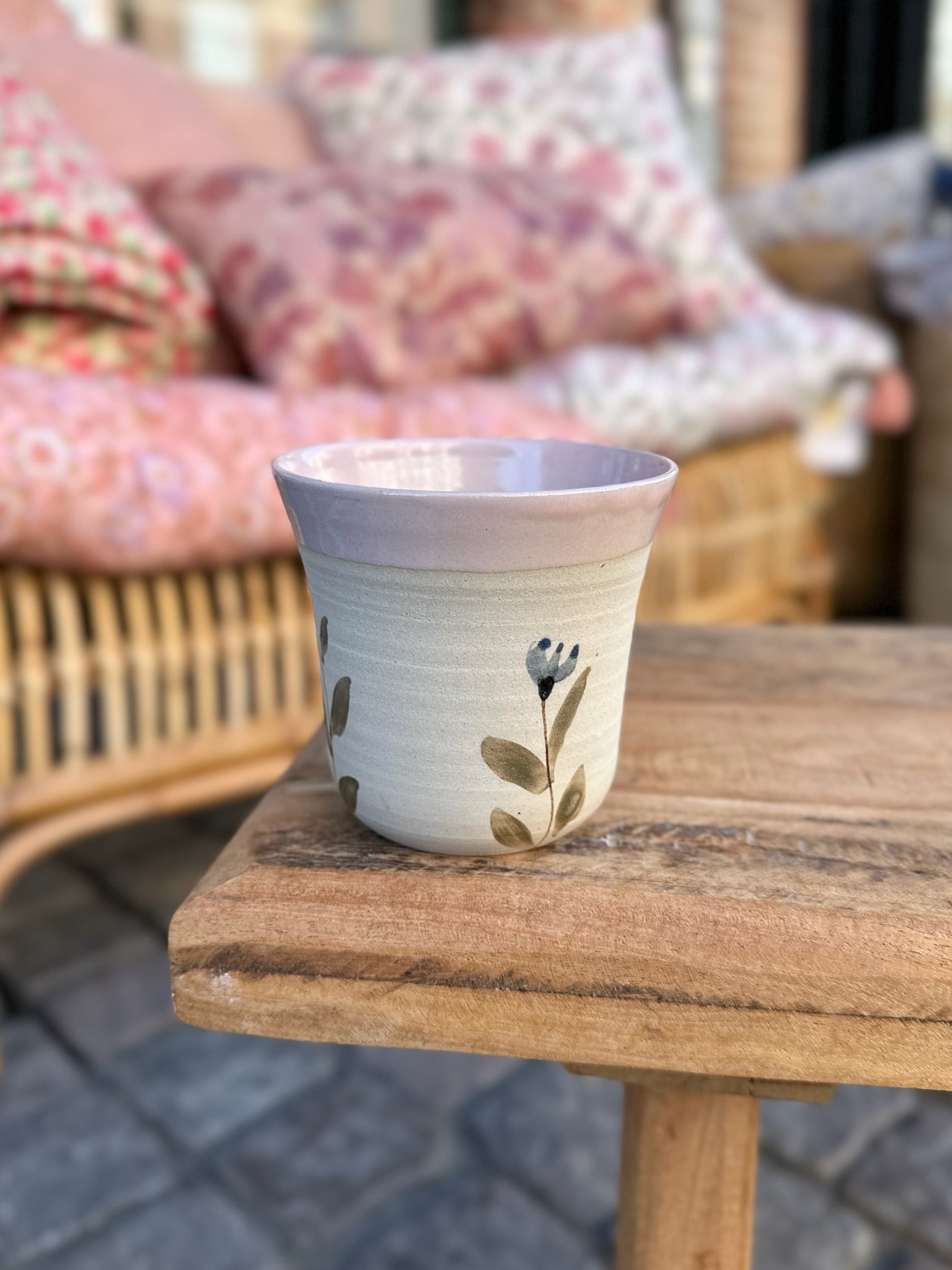 Håndlavet høj keramik kop med blå blomster og rosa kant fra Stine Mei med teksten farmor unik gave - køb hos butikalrum.dk