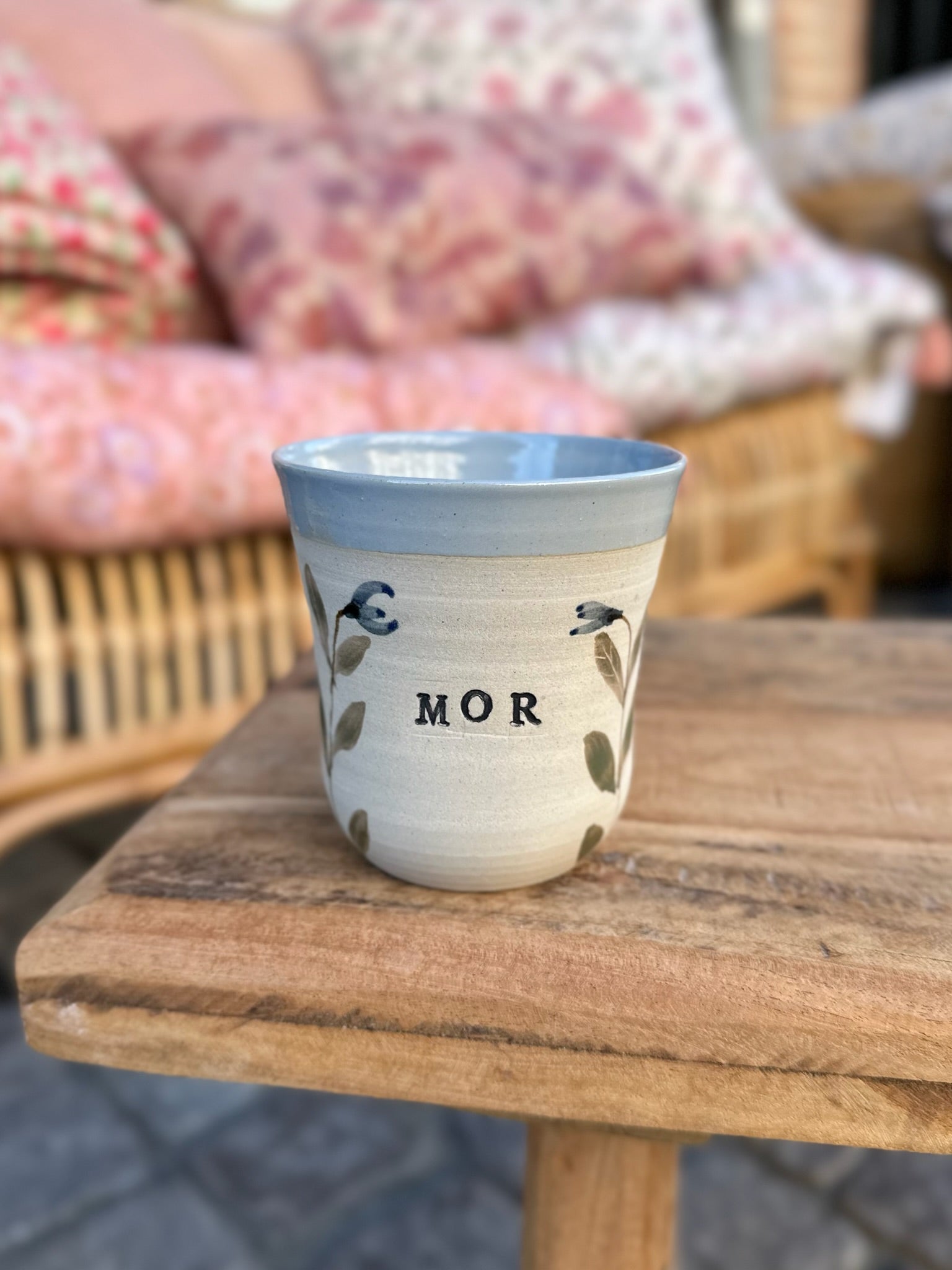 Håndlavet høj keramik kop med blå blomster og blå kant fra Stine Mei med teksten mor perfekt gave til mors dag - køb hos butikalrum.dk