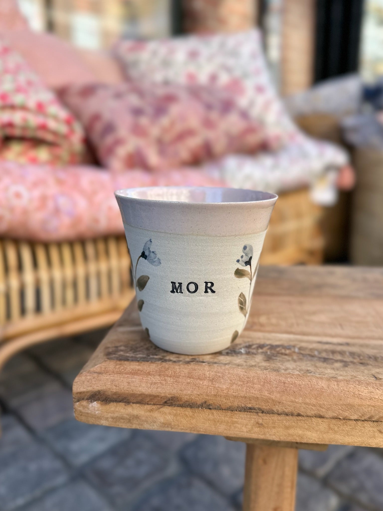 Håndlavet høj keramik kop med blå blomster og rosa kant fra Stine Mei med teksten mor perfekt til mors dag - køb hos butikalrum.dk