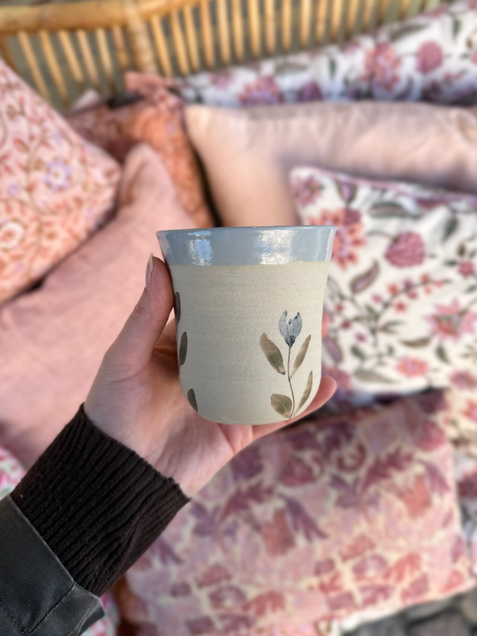 Håndlavet høj keramik kop med blå blomster og blå kant fra Stine Mei med teksten mor perfekt gave til mors dag - køb hos butikalrum.dk