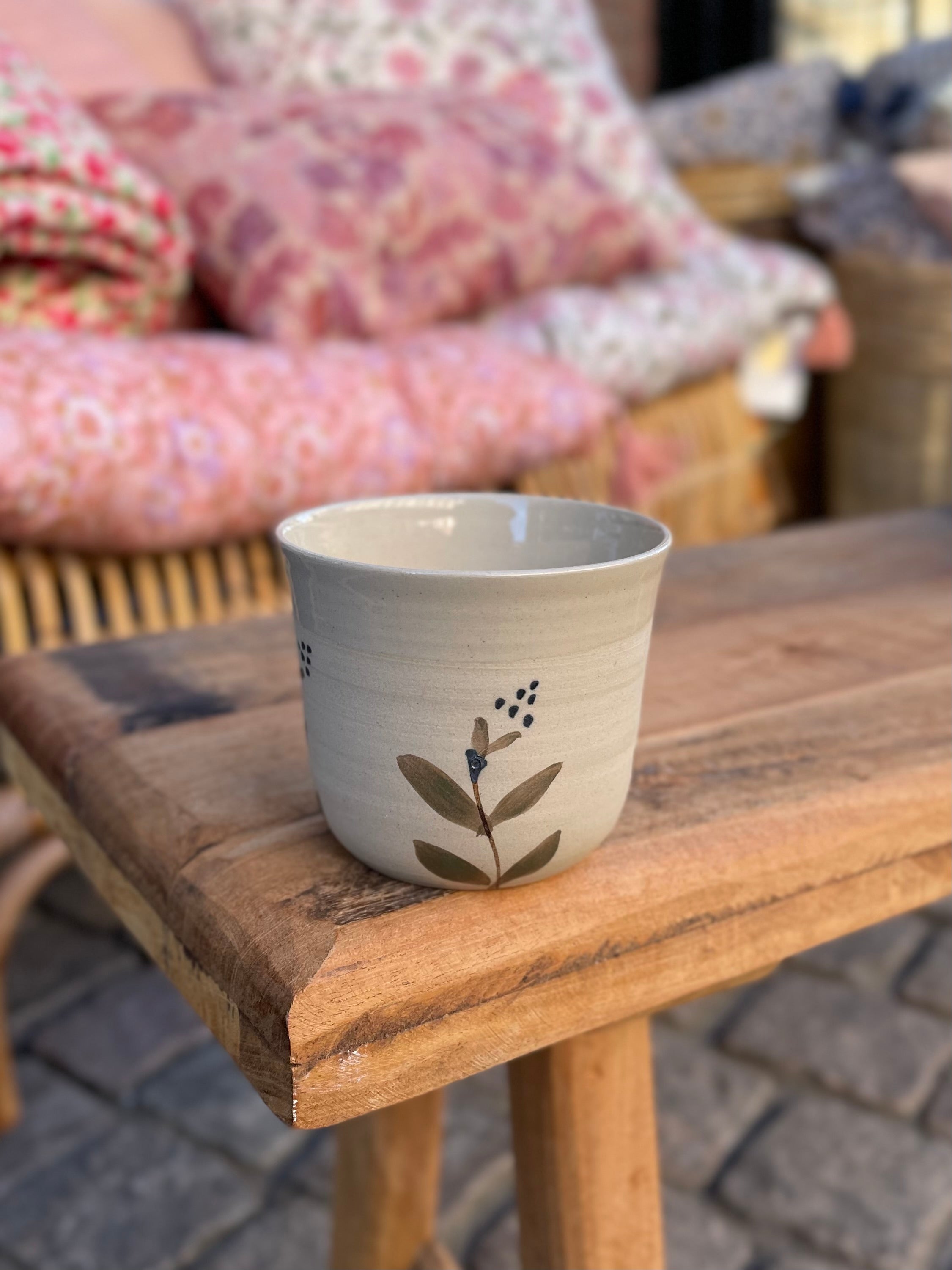 Håndlavet lav keramik blomsterkop Evig Flor med beige kant perfekt til espresso og kaffe - køb hos butikalrum.dk