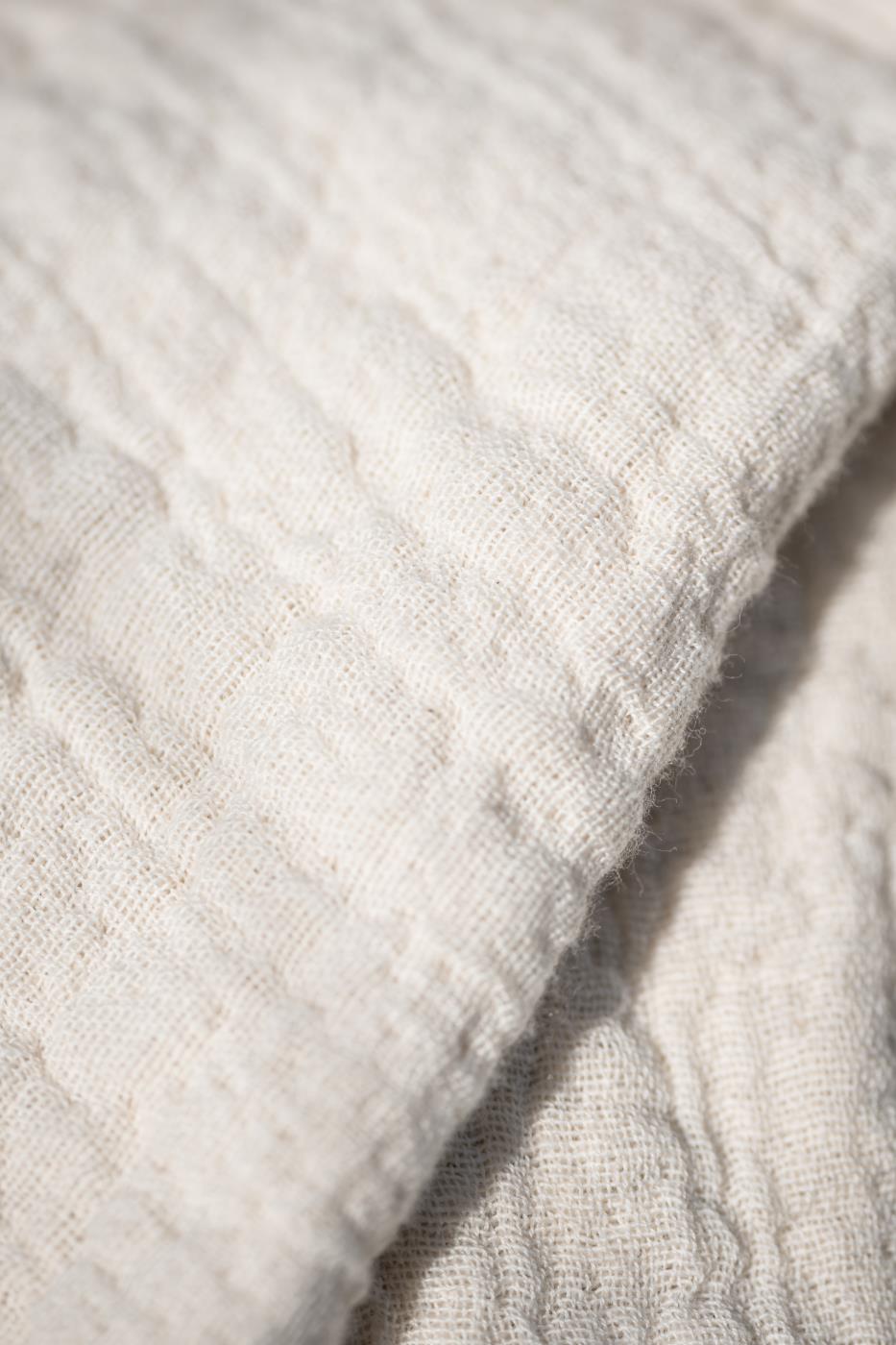 Køb vævet bomuldstæppe i blød bomuld hos butikalrum.dk – perfekt til stue og terrasse