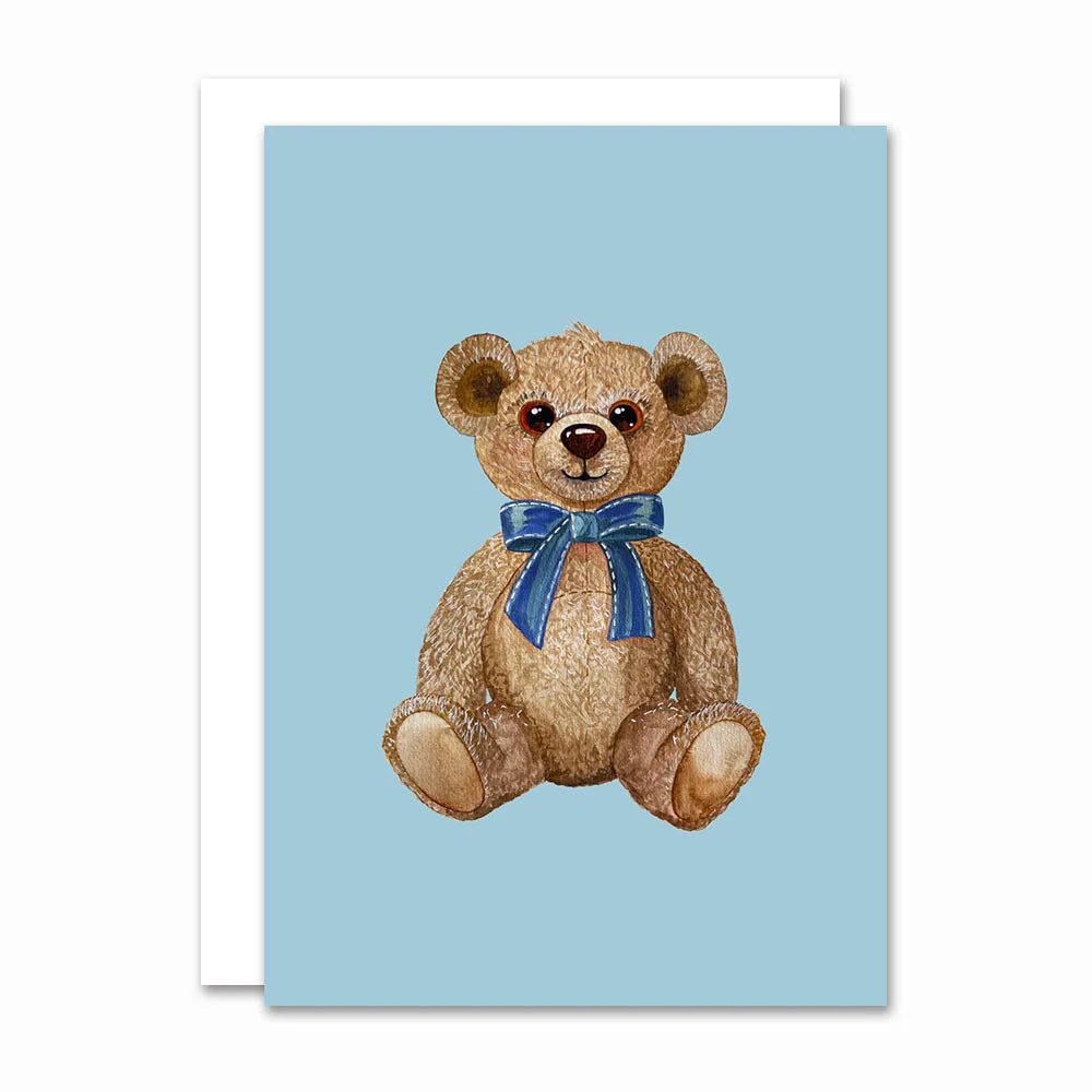 A6 kort med Blue Bow Teddy, bamse med blå sløjfe på blå baggrund inkl. råhvid kuvert – køb hos Butik Alrum på Amager eller online på butikalrum.dk.