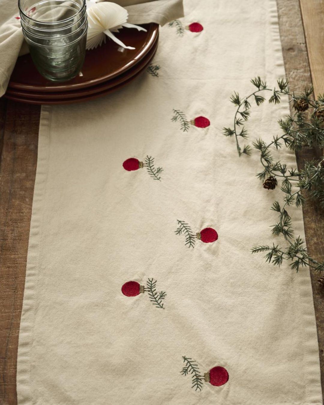 Hørfarvet bordløber med julemotiver af julekugler og grankviste, 30 x 160 cm.