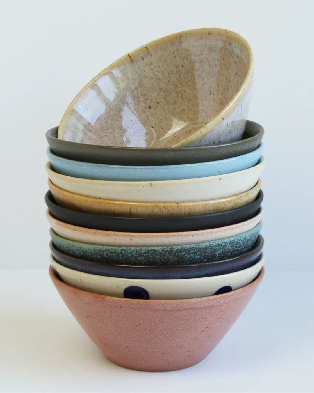 Håndlavet Small Bowl fra Bornholms Keramikfabrik med unikke variationer i glasur og farve, perfekt til servering eller dekoration.