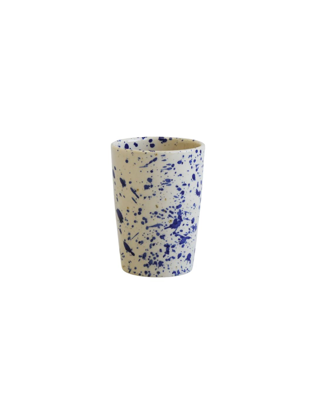 Tall Cup i Blue Splash fra Bornholms Keramik med blå stænk og unik glasur.