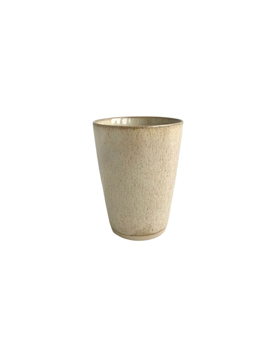 Tall Cup i Sand fra Bornholms Keramik, beroligende og elegant design.